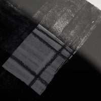 Alium（アリウム）は、デンマーク・コペンハーゲン発のアートとインテリアの融合を目指すポスターブランドかつギャラリーです。2010年代半ばにThe Poster Club創業者トーマスニッセン氏らによって設立され、歴史あるフレデリクスベルク市庁舎横の建物を拠点に、限定アート作品とオブジェを展示・販売しています。カラーや構図にこだわったポスターは、北欧的なスローライフや自然美を背景としつつ、無機質でミニマルな空間にも調和します。クラフトマンシップとデザイン性を重視し、アーティストとの協働によるオリジナリティ溢れる作品を通じて、「暮らしを美と創造性で豊かにする」姿勢を訴求しています。ギャラリーでは巡回展やアートイベントを定期開催し、既成のインテリア領域に留まらない文化的な体験の場を提供。ポスターという商材を媒介にしながらも、生活空間とアート空間の垣根を解き、個々の感性に触発を与えることをミッションとしています。