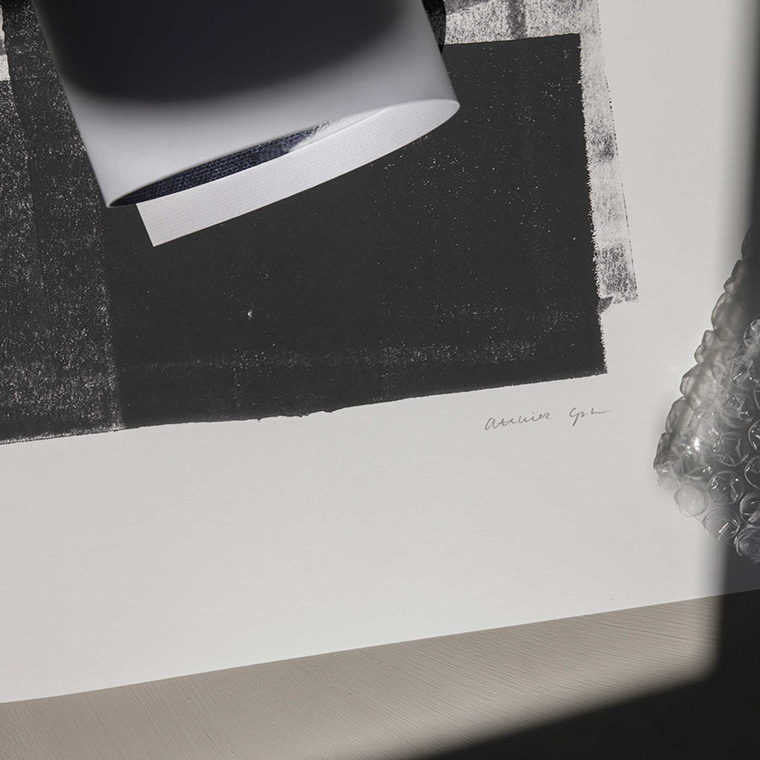 Alium（アリウム）は、デンマーク・コペンハーゲン発のアートとインテリアの融合を目指すポスターブランドかつギャラリーです。2010年代半ばにThe Poster Club創業者トーマスニッセン氏らによって設立され、歴史あるフレデリクスベルク市庁舎横の建物を拠点に、限定アート作品とオブジェを展示・販売しています。カラーや構図にこだわったポスターは、北欧的なスローライフや自然美を背景としつつ、無機質でミニマルな空間にも調和します。クラフトマンシップとデザイン性を重視し、アーティストとの協働によるオリジナリティ溢れる作品を通じて、「暮らしを美と創造性で豊かにする」姿勢を訴求しています。ギャラリーでは巡回展やアートイベントを定期開催し、既成のインテリア領域に留まらない文化的な体験の場を提供。ポスターという商材を媒介にしながらも、生活空間とアート空間の垣根を解き、個々の感性に触発を与えることをミッションとしています。