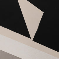 Alium（アリウム）は、デンマーク・コペンハーゲン発のアートとインテリアの融合を目指すポスターブランドかつギャラリーです。2010年代半ばにThe Poster Club創業者トーマスニッセン氏らによって設立され、歴史あるフレデリクスベルク市庁舎横の建物を拠点に、限定アート作品とオブジェを展示・販売しています。カラーや構図にこだわったポスターは、北欧的なスローライフや自然美を背景としつつ、無機質でミニマルな空間にも調和します。クラフトマンシップとデザイン性を重視し、アーティストとの協働によるオリジナリティ溢れる作品を通じて、「暮らしを美と創造性で豊かにする」姿勢を訴求しています。ギャラリーでは巡回展やアートイベントを定期開催し、既成のインテリア領域に留まらない文化的な体験の場を提供。ポスターという商材を媒介にしながらも、生活空間とアート空間の垣根を解き、個々の感性に触発を与えることをミッションとしています。