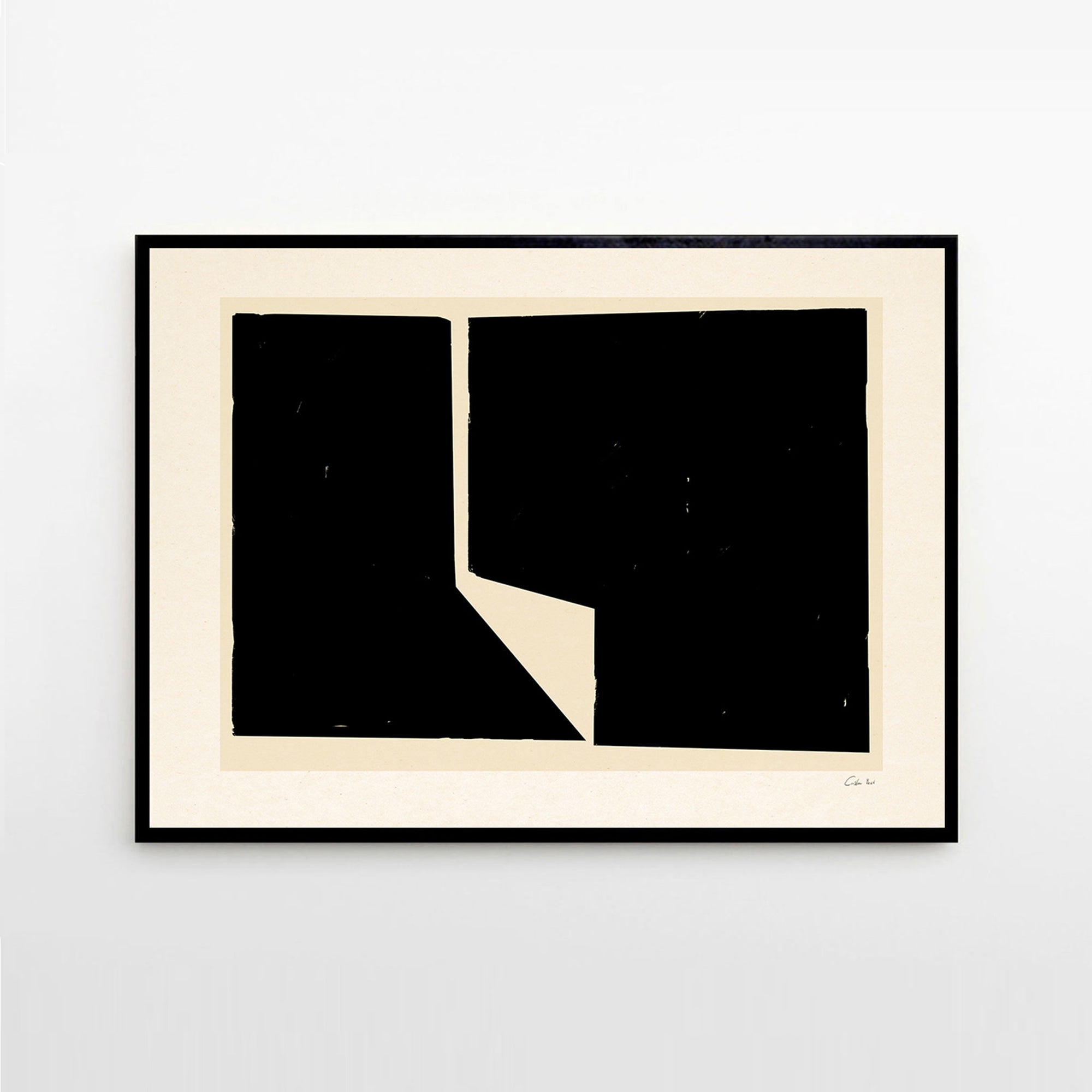 Alium（アリウム）は、デンマーク・コペンハーゲン発のアートとインテリアの融合を目指すポスターブランドかつギャラリーです。2010年代半ばにThe Poster Club創業者トーマスニッセン氏らによって設立され、歴史あるフレデリクスベルク市庁舎横の建物を拠点に、限定アート作品とオブジェを展示・販売しています。カラーや構図にこだわったポスターは、北欧的なスローライフや自然美を背景としつつ、無機質でミニマルな空間にも調和します。クラフトマンシップとデザイン性を重視し、アーティストとの協働によるオリジナリティ溢れる作品を通じて、「暮らしを美と創造性で豊かにする」姿勢を訴求しています。ギャラリーでは巡回展やアートイベントを定期開催し、既成のインテリア領域に留まらない文化的な体験の場を提供。ポスターという商材を媒介にしながらも、生活空間とアート空間の垣根を解き、個々の感性に触発を与えることをミッションとしています。