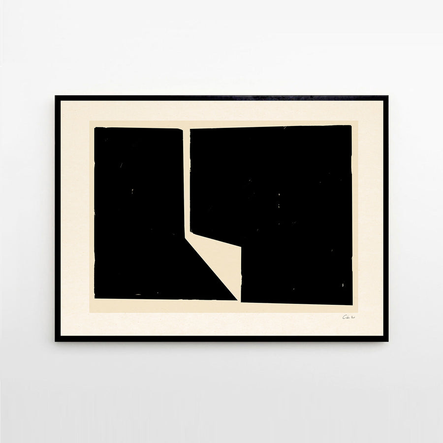 Alium（アリウム）は、デンマーク・コペンハーゲン発のアートとインテリアの融合を目指すポスターブランドかつギャラリーです。2010年代半ばにThe Poster Club創業者トーマスニッセン氏らによって設立され、歴史あるフレデリクスベルク市庁舎横の建物を拠点に、限定アート作品とオブジェを展示・販売しています。カラーや構図にこだわったポスターは、北欧的なスローライフや自然美を背景としつつ、無機質でミニマルな空間にも調和します。クラフトマンシップとデザイン性を重視し、アーティストとの協働によるオリジナリティ溢れる作品を通じて、「暮らしを美と創造性で豊かにする」姿勢を訴求しています。ギャラリーでは巡回展やアートイベントを定期開催し、既成のインテリア領域に留まらない文化的な体験の場を提供。ポスターという商材を媒介にしながらも、生活空間とアート空間の垣根を解き、個々の感性に触発を与えることをミッションとしています。