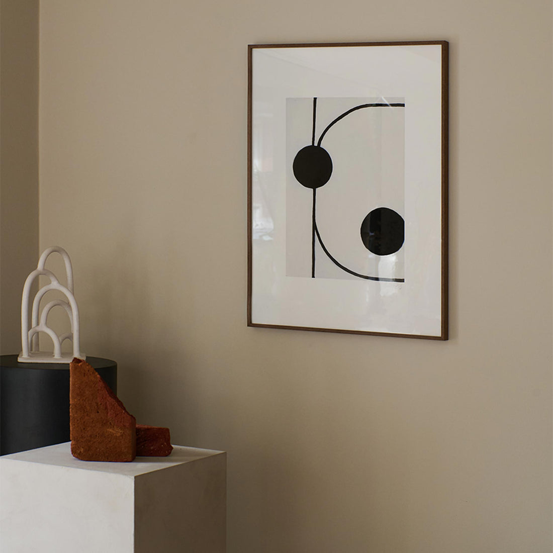 Alium（アリウム）は、デンマーク・コペンハーゲン発のアートとインテリアの融合を目指すポスターブランドかつギャラリーです。2010年代半ばにThe Poster Club創業者トーマスニッセン氏らによって設立され、歴史あるフレデリクスベルク市庁舎横の建物を拠点に、限定アート作品とオブジェを展示・販売しています。カラーや構図にこだわったポスターは、北欧的なスローライフや自然美を背景としつつ、無機質でミニマルな空間にも調和します。クラフトマンシップとデザイン性を重視し、アーティストとの協働によるオリジナリティ溢れる作品を通じて、「暮らしを美と創造性で豊かにする」姿勢を訴求しています。ギャラリーでは巡回展やアートイベントを定期開催し、既成のインテリア領域に留まらない文化的な体験の場を提供。ポスターという商材を媒介にしながらも、生活空間とアート空間の垣根を解き、個々の感性に触発を与えることをミッションとしています。