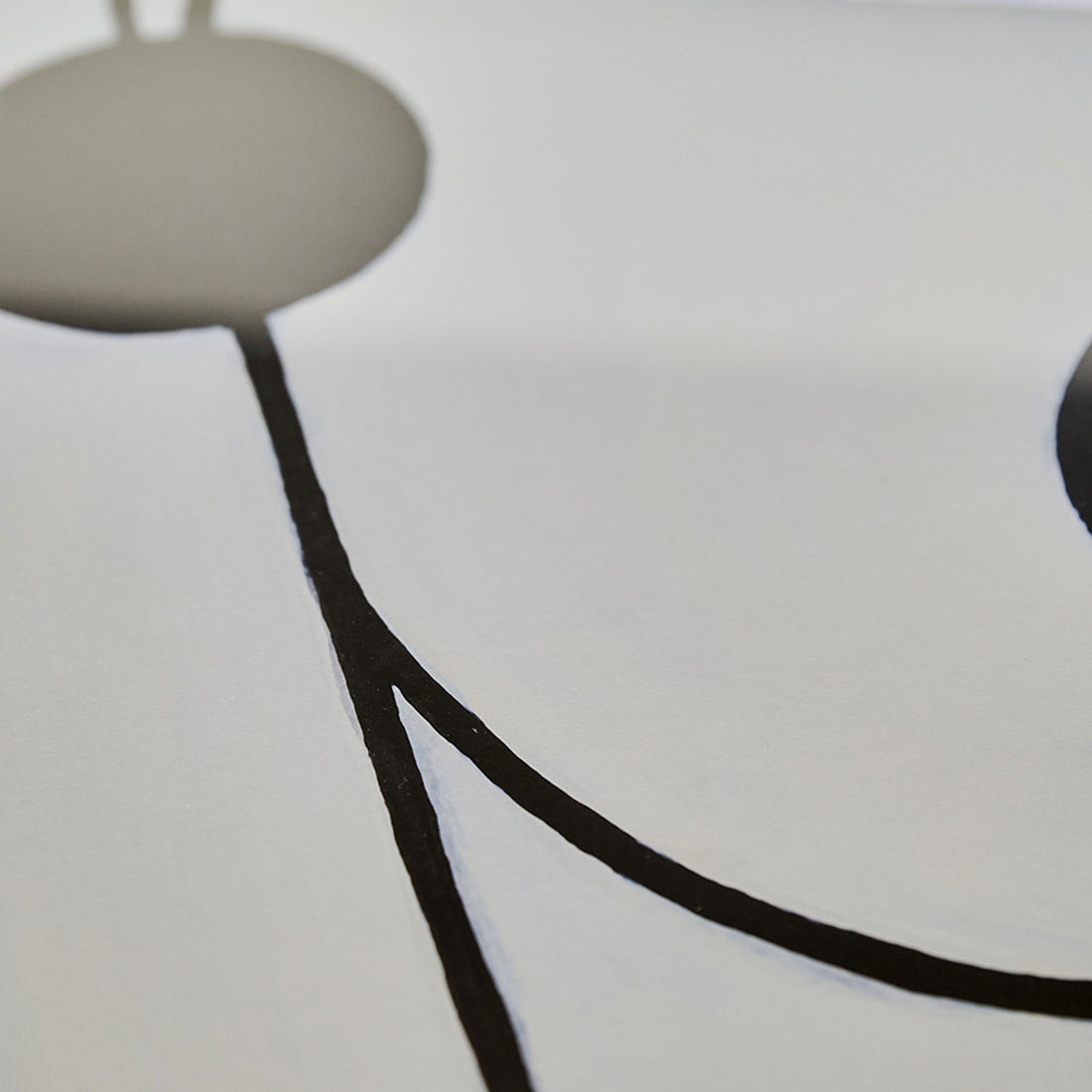 Alium（アリウム）は、デンマーク・コペンハーゲン発のアートとインテリアの融合を目指すポスターブランドかつギャラリーです。2010年代半ばにThe Poster Club創業者トーマスニッセン氏らによって設立され、歴史あるフレデリクスベルク市庁舎横の建物を拠点に、限定アート作品とオブジェを展示・販売しています。カラーや構図にこだわったポスターは、北欧的なスローライフや自然美を背景としつつ、無機質でミニマルな空間にも調和します。クラフトマンシップとデザイン性を重視し、アーティストとの協働によるオリジナリティ溢れる作品を通じて、「暮らしを美と創造性で豊かにする」姿勢を訴求しています。ギャラリーでは巡回展やアートイベントを定期開催し、既成のインテリア領域に留まらない文化的な体験の場を提供。ポスターという商材を媒介にしながらも、生活空間とアート空間の垣根を解き、個々の感性に触発を与えることをミッションとしています。