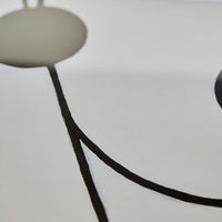 Alium（アリウム）は、デンマーク・コペンハーゲン発のアートとインテリアの融合を目指すポスターブランドかつギャラリーです。2010年代半ばにThe Poster Club創業者トーマスニッセン氏らによって設立され、歴史あるフレデリクスベルク市庁舎横の建物を拠点に、限定アート作品とオブジェを展示・販売しています。カラーや構図にこだわったポスターは、北欧的なスローライフや自然美を背景としつつ、無機質でミニマルな空間にも調和します。クラフトマンシップとデザイン性を重視し、アーティストとの協働によるオリジナリティ溢れる作品を通じて、「暮らしを美と創造性で豊かにする」姿勢を訴求しています。ギャラリーでは巡回展やアートイベントを定期開催し、既成のインテリア領域に留まらない文化的な体験の場を提供。ポスターという商材を媒介にしながらも、生活空間とアート空間の垣根を解き、個々の感性に触発を与えることをミッションとしています。