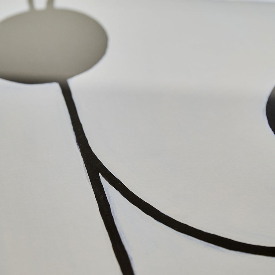 Alium（アリウム）は、デンマーク・コペンハーゲン発のアートとインテリアの融合を目指すポスターブランドかつギャラリーです。2010年代半ばにThe Poster Club創業者トーマスニッセン氏らによって設立され、歴史あるフレデリクスベルク市庁舎横の建物を拠点に、限定アート作品とオブジェを展示・販売しています。カラーや構図にこだわったポスターは、北欧的なスローライフや自然美を背景としつつ、無機質でミニマルな空間にも調和します。クラフトマンシップとデザイン性を重視し、アーティストとの協働によるオリジナリティ溢れる作品を通じて、「暮らしを美と創造性で豊かにする」姿勢を訴求しています。ギャラリーでは巡回展やアートイベントを定期開催し、既成のインテリア領域に留まらない文化的な体験の場を提供。ポスターという商材を媒介にしながらも、生活空間とアート空間の垣根を解き、個々の感性に触発を与えることをミッションとしています。