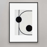 Alium（アリウム）は、デンマーク・コペンハーゲン発のアートとインテリアの融合を目指すポスターブランドかつギャラリーです。2010年代半ばにThe Poster Club創業者トーマスニッセン氏らによって設立され、歴史あるフレデリクスベルク市庁舎横の建物を拠点に、限定アート作品とオブジェを展示・販売しています。カラーや構図にこだわったポスターは、北欧的なスローライフや自然美を背景としつつ、無機質でミニマルな空間にも調和します。クラフトマンシップとデザイン性を重視し、アーティストとの協働によるオリジナリティ溢れる作品を通じて、「暮らしを美と創造性で豊かにする」姿勢を訴求しています。ギャラリーでは巡回展やアートイベントを定期開催し、既成のインテリア領域に留まらない文化的な体験の場を提供。ポスターという商材を媒介にしながらも、生活空間とアート空間の垣根を解き、個々の感性に触発を与えることをミッションとしています。