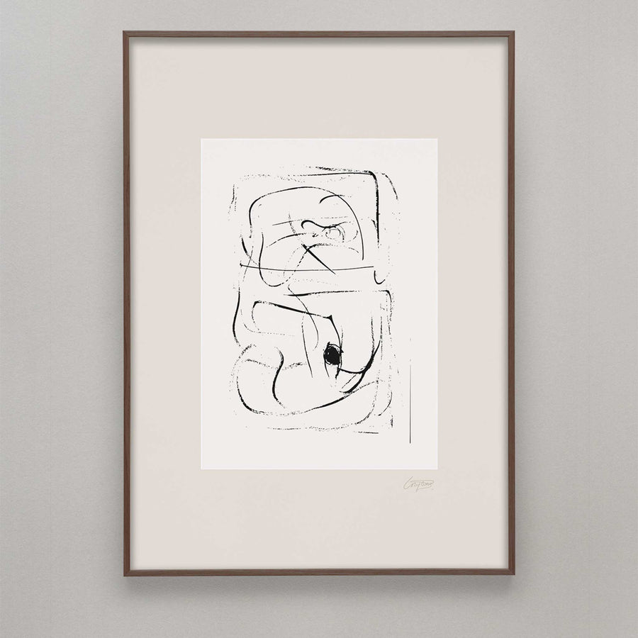 Alium（アリウム）は、デンマーク・コペンハーゲン発のアートとインテリアの融合を目指すポスターブランドかつギャラリーです。2010年代半ばにThe Poster Club創業者トーマスニッセン氏らによって設立され、歴史あるフレデリクスベルク市庁舎横の建物を拠点に、限定アート作品とオブジェを展示・販売しています。カラーや構図にこだわったポスターは、北欧的なスローライフや自然美を背景としつつ、無機質でミニマルな空間にも調和します。クラフトマンシップとデザイン性を重視し、アーティストとの協働によるオリジナリティ溢れる作品を通じて、「暮らしを美と創造性で豊かにする」姿勢を訴求しています。ギャラリーでは巡回展やアートイベントを定期開催し、既成のインテリア領域に留まらない文化的な体験の場を提供。ポスターという商材を媒介にしながらも、生活空間とアート空間の垣根を解き、個々の感性に触発を与えることをミッションとしています。