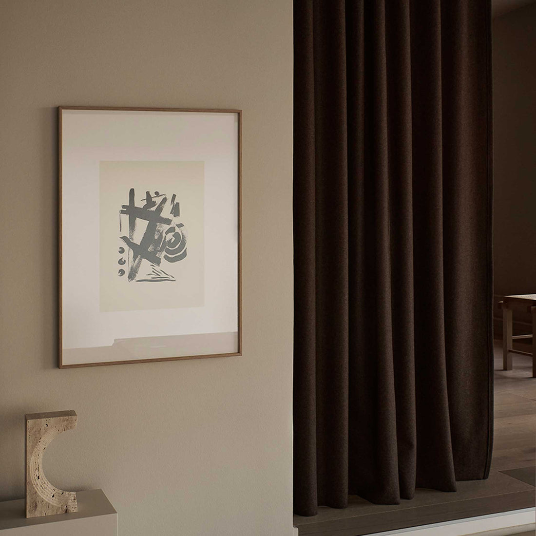 Alium（アリウム）は、デンマーク・コペンハーゲン発のアートとインテリアの融合を目指すポスターブランドかつギャラリーです。2010年代半ばにThe Poster Club創業者トーマスニッセン氏らによって設立され、歴史あるフレデリクスベルク市庁舎横の建物を拠点に、限定アート作品とオブジェを展示・販売しています。カラーや構図にこだわったポスターは、北欧的なスローライフや自然美を背景としつつ、無機質でミニマルな空間にも調和します。クラフトマンシップとデザイン性を重視し、アーティストとの協働によるオリジナリティ溢れる作品を通じて、「暮らしを美と創造性で豊かにする」姿勢を訴求しています。ギャラリーでは巡回展やアートイベントを定期開催し、既成のインテリア領域に留まらない文化的な体験の場を提供。ポスターという商材を媒介にしながらも、生活空間とアート空間の垣根を解き、個々の感性に触発を与えることをミッションとしています。