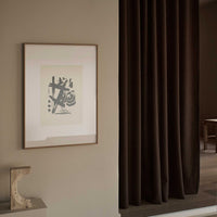 Alium（アリウム）は、デンマーク・コペンハーゲン発のアートとインテリアの融合を目指すポスターブランドかつギャラリーです。2010年代半ばにThe Poster Club創業者トーマスニッセン氏らによって設立され、歴史あるフレデリクスベルク市庁舎横の建物を拠点に、限定アート作品とオブジェを展示・販売しています。カラーや構図にこだわったポスターは、北欧的なスローライフや自然美を背景としつつ、無機質でミニマルな空間にも調和します。クラフトマンシップとデザイン性を重視し、アーティストとの協働によるオリジナリティ溢れる作品を通じて、「暮らしを美と創造性で豊かにする」姿勢を訴求しています。ギャラリーでは巡回展やアートイベントを定期開催し、既成のインテリア領域に留まらない文化的な体験の場を提供。ポスターという商材を媒介にしながらも、生活空間とアート空間の垣根を解き、個々の感性に触発を与えることをミッションとしています。