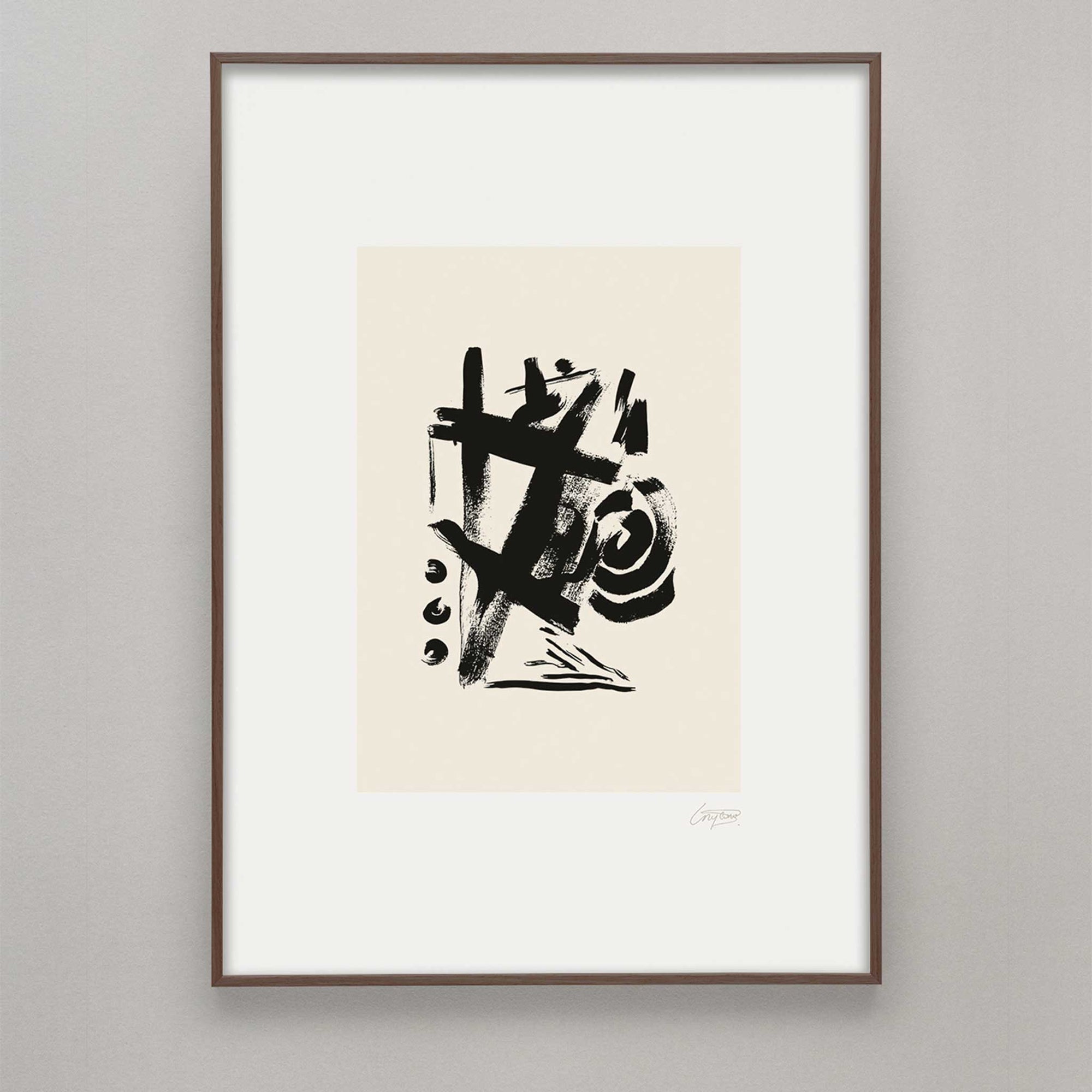 Alium（アリウム）は、デンマーク・コペンハーゲン発のアートとインテリアの融合を目指すポスターブランドかつギャラリーです。2010年代半ばにThe Poster Club創業者トーマスニッセン氏らによって設立され、歴史あるフレデリクスベルク市庁舎横の建物を拠点に、限定アート作品とオブジェを展示・販売しています。カラーや構図にこだわったポスターは、北欧的なスローライフや自然美を背景としつつ、無機質でミニマルな空間にも調和します。クラフトマンシップとデザイン性を重視し、アーティストとの協働によるオリジナリティ溢れる作品を通じて、「暮らしを美と創造性で豊かにする」姿勢を訴求しています。ギャラリーでは巡回展やアートイベントを定期開催し、既成のインテリア領域に留まらない文化的な体験の場を提供。ポスターという商材を媒介にしながらも、生活空間とアート空間の垣根を解き、個々の感性に触発を与えることをミッションとしています。