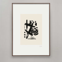 Alium（アリウム）は、デンマーク・コペンハーゲン発のアートとインテリアの融合を目指すポスターブランドかつギャラリーです。2010年代半ばにThe Poster Club創業者トーマスニッセン氏らによって設立され、歴史あるフレデリクスベルク市庁舎横の建物を拠点に、限定アート作品とオブジェを展示・販売しています。カラーや構図にこだわったポスターは、北欧的なスローライフや自然美を背景としつつ、無機質でミニマルな空間にも調和します。クラフトマンシップとデザイン性を重視し、アーティストとの協働によるオリジナリティ溢れる作品を通じて、「暮らしを美と創造性で豊かにする」姿勢を訴求しています。ギャラリーでは巡回展やアートイベントを定期開催し、既成のインテリア領域に留まらない文化的な体験の場を提供。ポスターという商材を媒介にしながらも、生活空間とアート空間の垣根を解き、個々の感性に触発を与えることをミッションとしています。