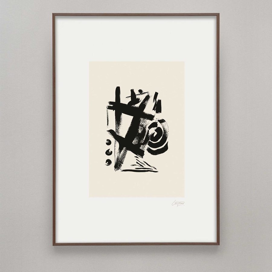 Alium（アリウム）は、デンマーク・コペンハーゲン発のアートとインテリアの融合を目指すポスターブランドかつギャラリーです。2010年代半ばにThe Poster Club創業者トーマスニッセン氏らによって設立され、歴史あるフレデリクスベルク市庁舎横の建物を拠点に、限定アート作品とオブジェを展示・販売しています。カラーや構図にこだわったポスターは、北欧的なスローライフや自然美を背景としつつ、無機質でミニマルな空間にも調和します。クラフトマンシップとデザイン性を重視し、アーティストとの協働によるオリジナリティ溢れる作品を通じて、「暮らしを美と創造性で豊かにする」姿勢を訴求しています。ギャラリーでは巡回展やアートイベントを定期開催し、既成のインテリア領域に留まらない文化的な体験の場を提供。ポスターという商材を媒介にしながらも、生活空間とアート空間の垣根を解き、個々の感性に触発を与えることをミッションとしています。