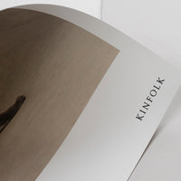 Alium（アリウム）は、デンマーク・コペンハーゲン発のアートとインテリアの融合を目指すポスターブランドかつギャラリーです。2010年代半ばにThe Poster Club創業者トーマスニッセン氏らによって設立され、歴史あるフレデリクスベルク市庁舎横の建物を拠点に、限定アート作品とオブジェを展示・販売しています。カラーや構図にこだわったポスターは、北欧的なスローライフや自然美を背景としつつ、無機質でミニマルな空間にも調和します。クラフトマンシップとデザイン性を重視し、アーティストとの協働によるオリジナリティ溢れる作品を通じて、「暮らしを美と創造性で豊かにする」姿勢を訴求しています。ギャラリーでは巡回展やアートイベントを定期開催し、既成のインテリア領域に留まらない文化的な体験の場を提供。ポスターという商材を媒介にしながらも、生活空間とアート空間の垣根を解き、個々の感性に触発を与えることをミッションとしています。