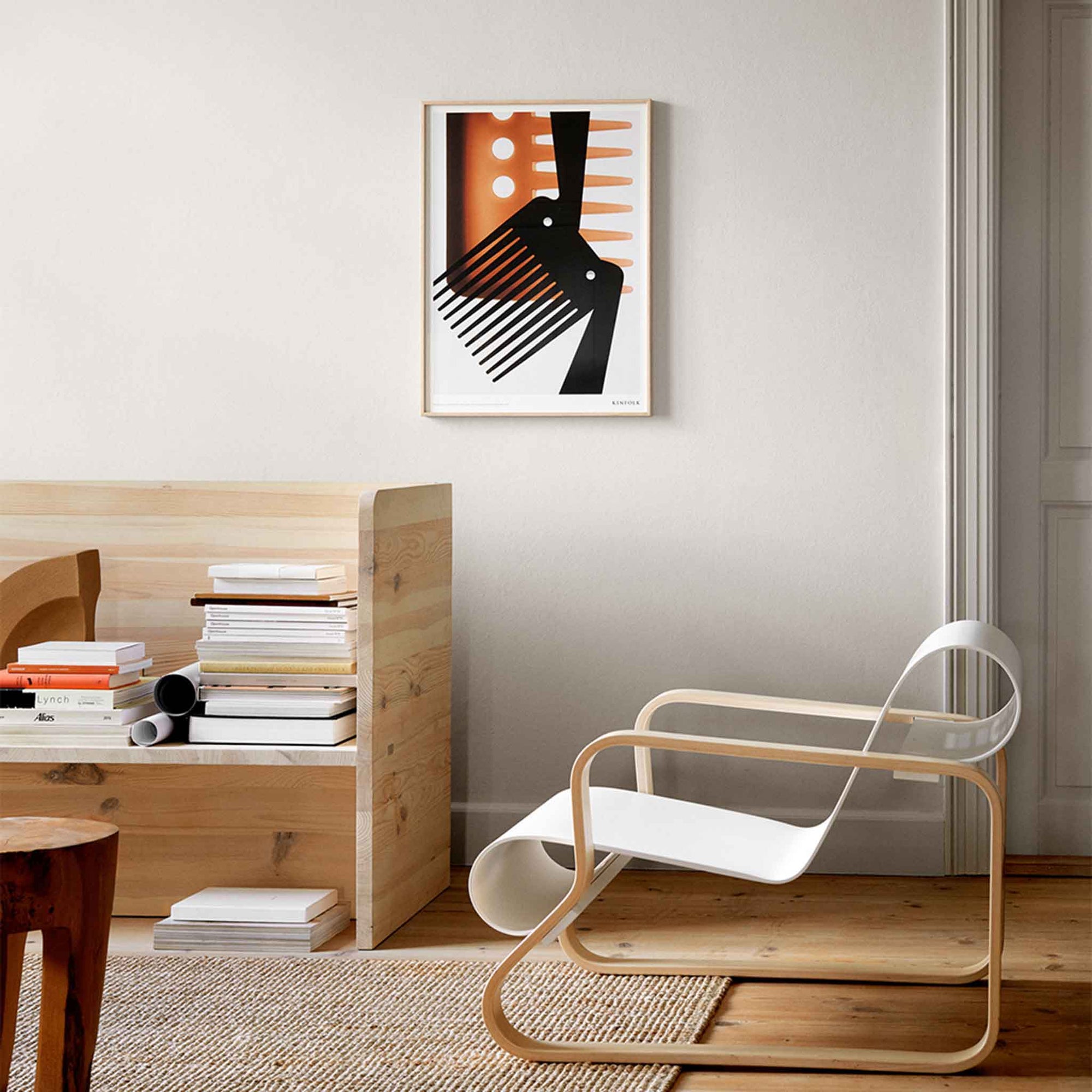 Alium（アリウム）は、デンマーク・コペンハーゲン発のアートとインテリアの融合を目指すポスターブランドかつギャラリーです。2010年代半ばにThe Poster Club創業者トーマスニッセン氏らによって設立され、歴史あるフレデリクスベルク市庁舎横の建物を拠点に、限定アート作品とオブジェを展示・販売しています。カラーや構図にこだわったポスターは、北欧的なスローライフや自然美を背景としつつ、無機質でミニマルな空間にも調和します。クラフトマンシップとデザイン性を重視し、アーティストとの協働によるオリジナリティ溢れる作品を通じて、「暮らしを美と創造性で豊かにする」姿勢を訴求しています。ギャラリーでは巡回展やアートイベントを定期開催し、既成のインテリア領域に留まらない文化的な体験の場を提供。ポスターという商材を媒介にしながらも、生活空間とアート空間の垣根を解き、個々の感性に触発を与えることをミッションとしています。