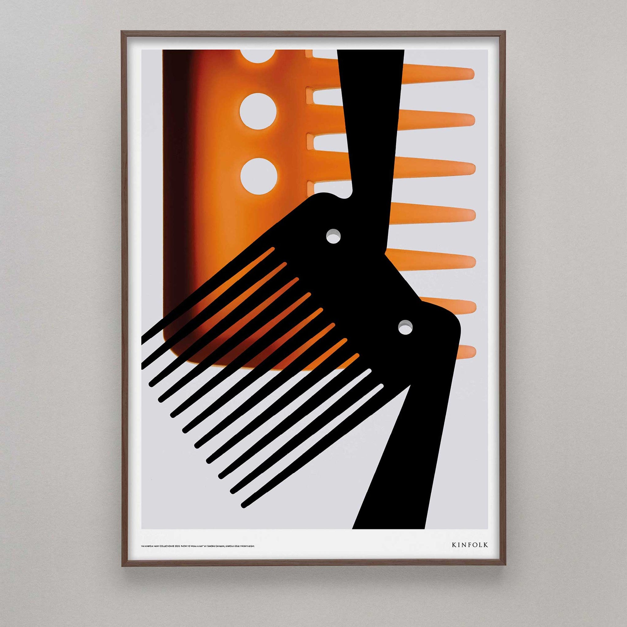 Alium（アリウム）は、デンマーク・コペンハーゲン発のアートとインテリアの融合を目指すポスターブランドかつギャラリーです。2010年代半ばにThe Poster Club創業者トーマスニッセン氏らによって設立され、歴史あるフレデリクスベルク市庁舎横の建物を拠点に、限定アート作品とオブジェを展示・販売しています。カラーや構図にこだわったポスターは、北欧的なスローライフや自然美を背景としつつ、無機質でミニマルな空間にも調和します。クラフトマンシップとデザイン性を重視し、アーティストとの協働によるオリジナリティ溢れる作品を通じて、「暮らしを美と創造性で豊かにする」姿勢を訴求しています。ギャラリーでは巡回展やアートイベントを定期開催し、既成のインテリア領域に留まらない文化的な体験の場を提供。ポスターという商材を媒介にしながらも、生活空間とアート空間の垣根を解き、個々の感性に触発を与えることをミッションとしています。