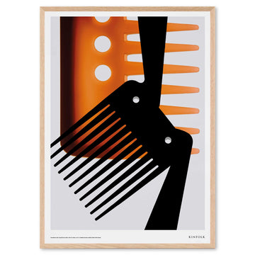 Alium（アリウム）は、デンマーク・コペンハーゲン発のアートとインテリアの融合を目指すポスターブランドかつギャラリーです。2010年代半ばにThe Poster Club創業者トーマスニッセン氏らによって設立され、歴史あるフレデリクスベルク市庁舎横の建物を拠点に、限定アート作品とオブジェを展示・販売しています。カラーや構図にこだわったポスターは、北欧的なスローライフや自然美を背景としつつ、無機質でミニマルな空間にも調和します。クラフトマンシップとデザイン性を重視し、アーティストとの協働によるオリジナリティ溢れる作品を通じて、「暮らしを美と創造性で豊かにする」姿勢を訴求しています。ギャラリーでは巡回展やアートイベントを定期開催し、既成のインテリア領域に留まらない文化的な体験の場を提供。ポスターという商材を媒介にしながらも、生活空間とアート空間の垣根を解き、個々の感性に触発を与えることをミッションとしています。