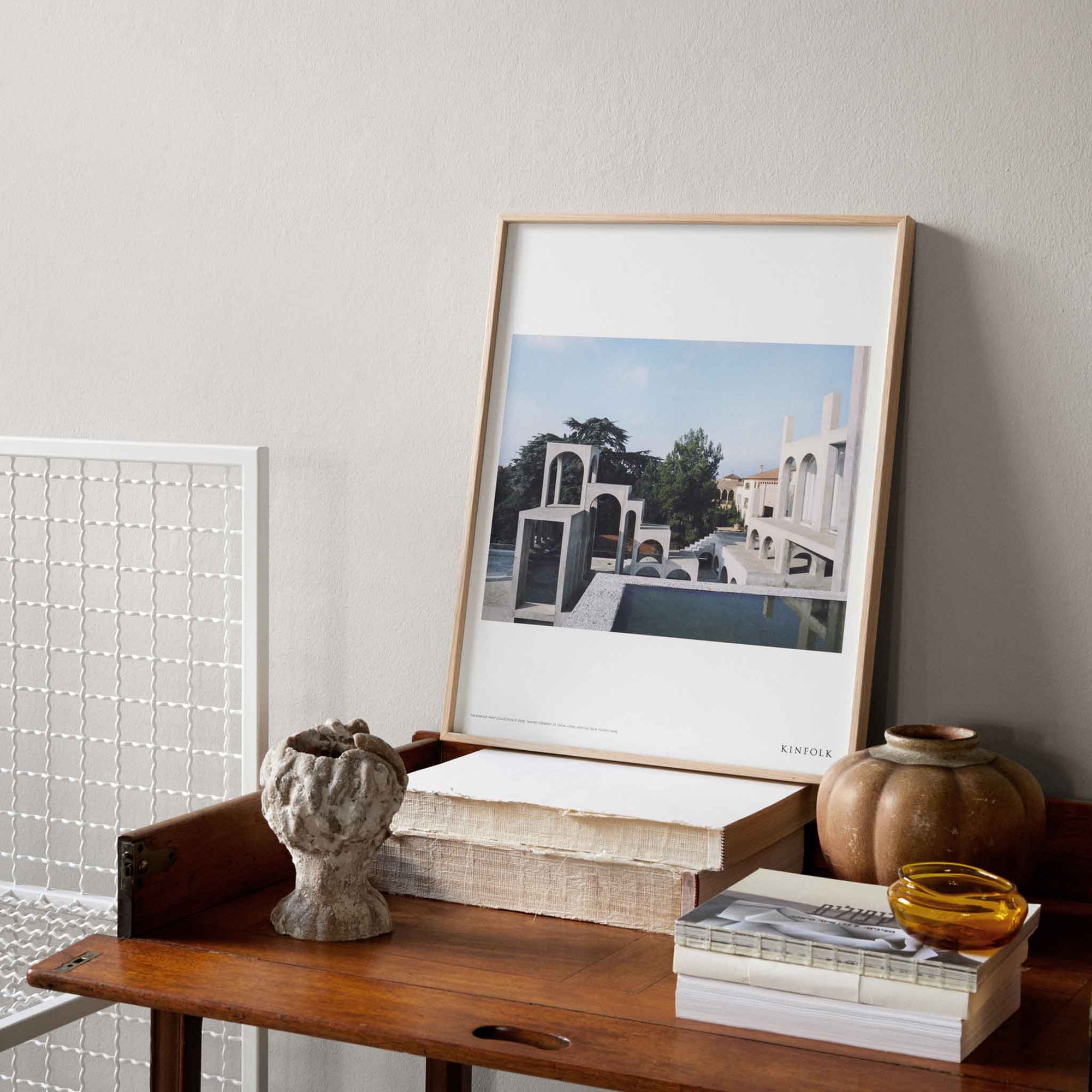 Alium（アリウム）は、デンマーク・コペンハーゲン発のアートとインテリアの融合を目指すポスターブランドかつギャラリーです。2010年代半ばにThe Poster Club創業者トーマスニッセン氏らによって設立され、歴史あるフレデリクスベルク市庁舎横の建物を拠点に、限定アート作品とオブジェを展示・販売しています。カラーや構図にこだわったポスターは、北欧的なスローライフや自然美を背景としつつ、無機質でミニマルな空間にも調和します。クラフトマンシップとデザイン性を重視し、アーティストとの協働によるオリジナリティ溢れる作品を通じて、「暮らしを美と創造性で豊かにする」姿勢を訴求しています。ギャラリーでは巡回展やアートイベントを定期開催し、既成のインテリア領域に留まらない文化的な体験の場を提供。ポスターという商材を媒介にしながらも、生活空間とアート空間の垣根を解き、個々の感性に触発を与えることをミッションとしています。