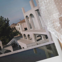 Alium（アリウム）は、デンマーク・コペンハーゲン発のアートとインテリアの融合を目指すポスターブランドかつギャラリーです。2010年代半ばにThe Poster Club創業者トーマスニッセン氏らによって設立され、歴史あるフレデリクスベルク市庁舎横の建物を拠点に、限定アート作品とオブジェを展示・販売しています。カラーや構図にこだわったポスターは、北欧的なスローライフや自然美を背景としつつ、無機質でミニマルな空間にも調和します。クラフトマンシップとデザイン性を重視し、アーティストとの協働によるオリジナリティ溢れる作品を通じて、「暮らしを美と創造性で豊かにする」姿勢を訴求しています。ギャラリーでは巡回展やアートイベントを定期開催し、既成のインテリア領域に留まらない文化的な体験の場を提供。ポスターという商材を媒介にしながらも、生活空間とアート空間の垣根を解き、個々の感性に触発を与えることをミッションとしています。