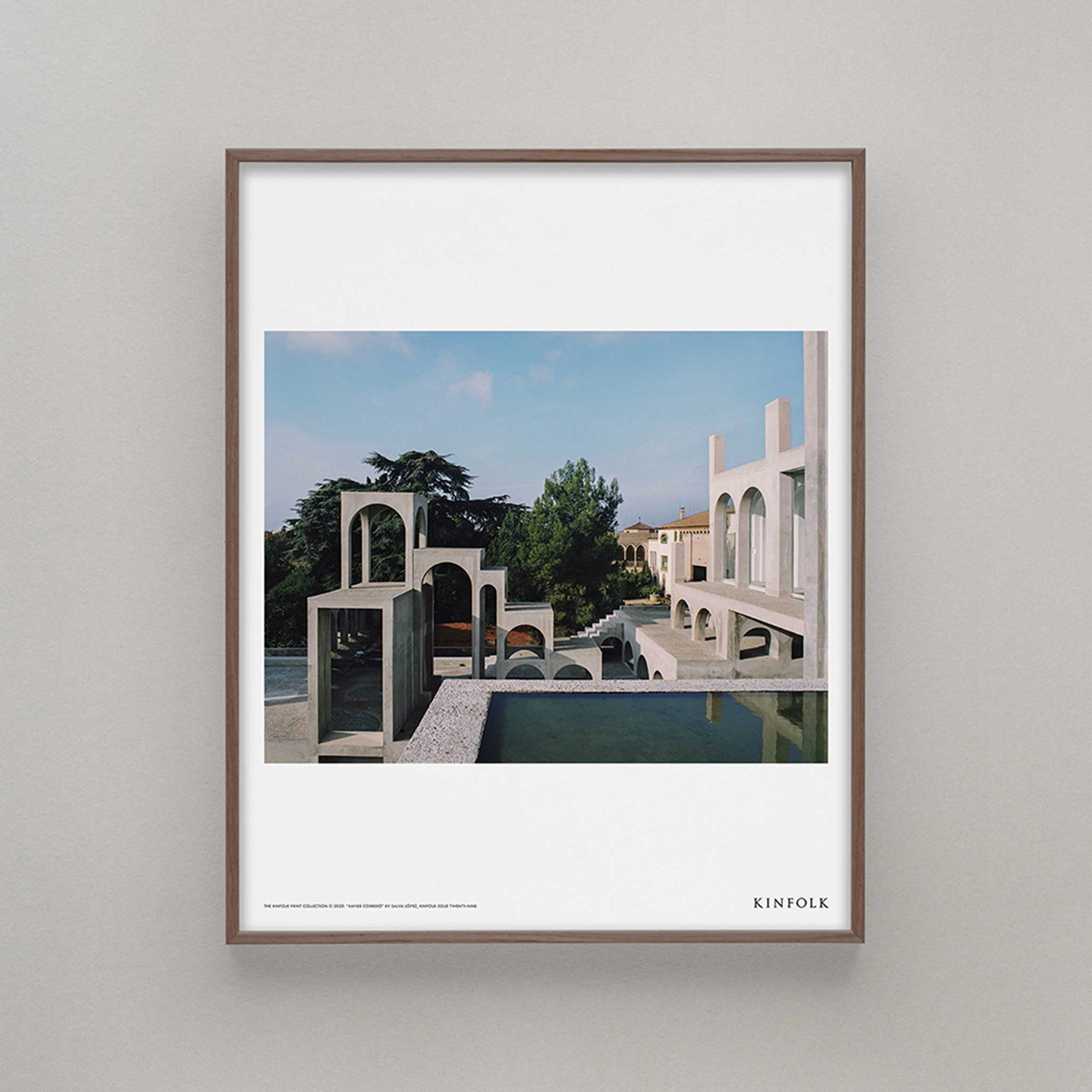 Alium（アリウム）は、デンマーク・コペンハーゲン発のアートとインテリアの融合を目指すポスターブランドかつギャラリーです。2010年代半ばにThe Poster Club創業者トーマスニッセン氏らによって設立され、歴史あるフレデリクスベルク市庁舎横の建物を拠点に、限定アート作品とオブジェを展示・販売しています。カラーや構図にこだわったポスターは、北欧的なスローライフや自然美を背景としつつ、無機質でミニマルな空間にも調和します。クラフトマンシップとデザイン性を重視し、アーティストとの協働によるオリジナリティ溢れる作品を通じて、「暮らしを美と創造性で豊かにする」姿勢を訴求しています。ギャラリーでは巡回展やアートイベントを定期開催し、既成のインテリア領域に留まらない文化的な体験の場を提供。ポスターという商材を媒介にしながらも、生活空間とアート空間の垣根を解き、個々の感性に触発を与えることをミッションとしています。