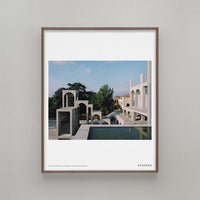 Alium（アリウム）は、デンマーク・コペンハーゲン発のアートとインテリアの融合を目指すポスターブランドかつギャラリーです。2010年代半ばにThe Poster Club創業者トーマスニッセン氏らによって設立され、歴史あるフレデリクスベルク市庁舎横の建物を拠点に、限定アート作品とオブジェを展示・販売しています。カラーや構図にこだわったポスターは、北欧的なスローライフや自然美を背景としつつ、無機質でミニマルな空間にも調和します。クラフトマンシップとデザイン性を重視し、アーティストとの協働によるオリジナリティ溢れる作品を通じて、「暮らしを美と創造性で豊かにする」姿勢を訴求しています。ギャラリーでは巡回展やアートイベントを定期開催し、既成のインテリア領域に留まらない文化的な体験の場を提供。ポスターという商材を媒介にしながらも、生活空間とアート空間の垣根を解き、個々の感性に触発を与えることをミッションとしています。