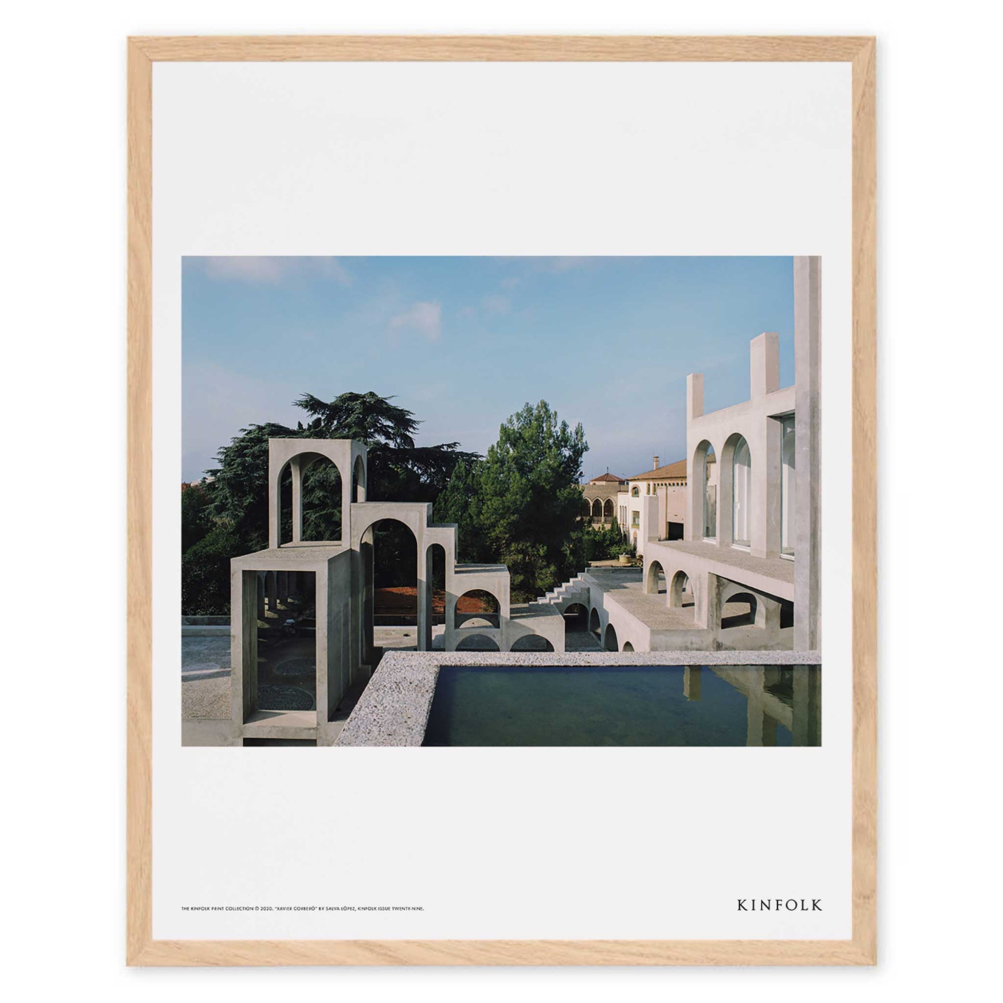 Alium（アリウム）は、デンマーク・コペンハーゲン発のアートとインテリアの融合を目指すポスターブランドかつギャラリーです。2010年代半ばにThe Poster Club創業者トーマスニッセン氏らによって設立され、歴史あるフレデリクスベルク市庁舎横の建物を拠点に、限定アート作品とオブジェを展示・販売しています。カラーや構図にこだわったポスターは、北欧的なスローライフや自然美を背景としつつ、無機質でミニマルな空間にも調和します。クラフトマンシップとデザイン性を重視し、アーティストとの協働によるオリジナリティ溢れる作品を通じて、「暮らしを美と創造性で豊かにする」姿勢を訴求しています。ギャラリーでは巡回展やアートイベントを定期開催し、既成のインテリア領域に留まらない文化的な体験の場を提供。ポスターという商材を媒介にしながらも、生活空間とアート空間の垣根を解き、個々の感性に触発を与えることをミッションとしています。