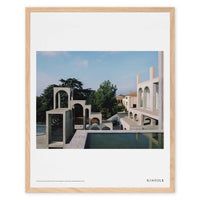 Alium（アリウム）は、デンマーク・コペンハーゲン発のアートとインテリアの融合を目指すポスターブランドかつギャラリーです。2010年代半ばにThe Poster Club創業者トーマスニッセン氏らによって設立され、歴史あるフレデリクスベルク市庁舎横の建物を拠点に、限定アート作品とオブジェを展示・販売しています。カラーや構図にこだわったポスターは、北欧的なスローライフや自然美を背景としつつ、無機質でミニマルな空間にも調和します。クラフトマンシップとデザイン性を重視し、アーティストとの協働によるオリジナリティ溢れる作品を通じて、「暮らしを美と創造性で豊かにする」姿勢を訴求しています。ギャラリーでは巡回展やアートイベントを定期開催し、既成のインテリア領域に留まらない文化的な体験の場を提供。ポスターという商材を媒介にしながらも、生活空間とアート空間の垣根を解き、個々の感性に触発を与えることをミッションとしています。