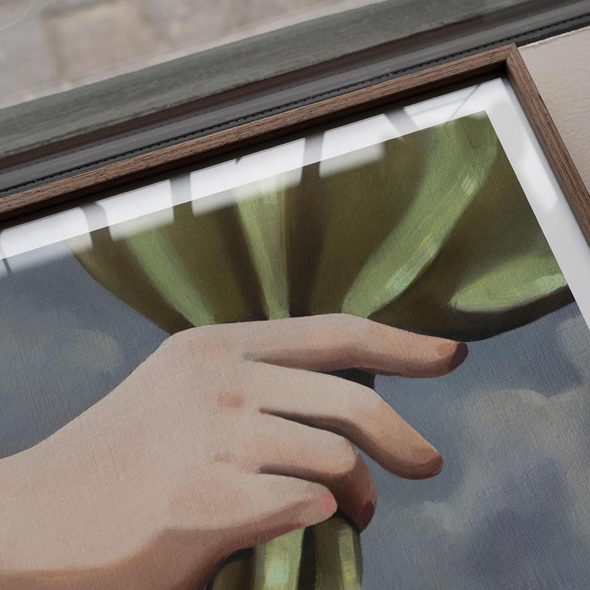 Alium（アリウム）は、デンマーク・コペンハーゲン発のアートとインテリアの融合を目指すポスターブランドかつギャラリーです。2010年代半ばにThe Poster Club創業者トーマスニッセン氏らによって設立され、歴史あるフレデリクスベルク市庁舎横の建物を拠点に、限定アート作品とオブジェを展示・販売しています。カラーや構図にこだわったポスターは、北欧的なスローライフや自然美を背景としつつ、無機質でミニマルな空間にも調和します。クラフトマンシップとデザイン性を重視し、アーティストとの協働によるオリジナリティ溢れる作品を通じて、「暮らしを美と創造性で豊かにする」姿勢を訴求しています。ギャラリーでは巡回展やアートイベントを定期開催し、既成のインテリア領域に留まらない文化的な体験の場を提供。ポスターという商材を媒介にしながらも、生活空間とアート空間の垣根を解き、個々の感性に触発を与えることをミッションとしています。