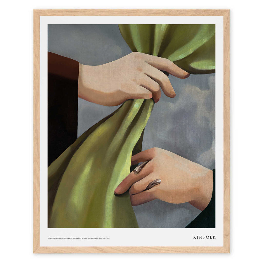 Alium（アリウム）は、デンマーク・コペンハーゲン発のアートとインテリアの融合を目指すポスターブランドかつギャラリーです。2010年代半ばにThe Poster Club創業者トーマスニッセン氏らによって設立され、歴史あるフレデリクスベルク市庁舎横の建物を拠点に、限定アート作品とオブジェを展示・販売しています。カラーや構図にこだわったポスターは、北欧的なスローライフや自然美を背景としつつ、無機質でミニマルな空間にも調和します。クラフトマンシップとデザイン性を重視し、アーティストとの協働によるオリジナリティ溢れる作品を通じて、「暮らしを美と創造性で豊かにする」姿勢を訴求しています。ギャラリーでは巡回展やアートイベントを定期開催し、既成のインテリア領域に留まらない文化的な体験の場を提供。ポスターという商材を媒介にしながらも、生活空間とアート空間の垣根を解き、個々の感性に触発を与えることをミッションとしています。