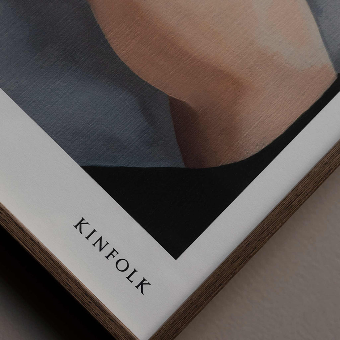 Alium（アリウム）は、デンマーク・コペンハーゲン発のアートとインテリアの融合を目指すポスターブランドかつギャラリーです。2010年代半ばにThe Poster Club創業者トーマスニッセン氏らによって設立され、歴史あるフレデリクスベルク市庁舎横の建物を拠点に、限定アート作品とオブジェを展示・販売しています。カラーや構図にこだわったポスターは、北欧的なスローライフや自然美を背景としつつ、無機質でミニマルな空間にも調和します。クラフトマンシップとデザイン性を重視し、アーティストとの協働によるオリジナリティ溢れる作品を通じて、「暮らしを美と創造性で豊かにする」姿勢を訴求しています。ギャラリーでは巡回展やアートイベントを定期開催し、既成のインテリア領域に留まらない文化的な体験の場を提供。ポスターという商材を媒介にしながらも、生活空間とアート空間の垣根を解き、個々の感性に触発を与えることをミッションとしています。