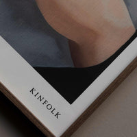 Alium（アリウム）は、デンマーク・コペンハーゲン発のアートとインテリアの融合を目指すポスターブランドかつギャラリーです。2010年代半ばにThe Poster Club創業者トーマスニッセン氏らによって設立され、歴史あるフレデリクスベルク市庁舎横の建物を拠点に、限定アート作品とオブジェを展示・販売しています。カラーや構図にこだわったポスターは、北欧的なスローライフや自然美を背景としつつ、無機質でミニマルな空間にも調和します。クラフトマンシップとデザイン性を重視し、アーティストとの協働によるオリジナリティ溢れる作品を通じて、「暮らしを美と創造性で豊かにする」姿勢を訴求しています。ギャラリーでは巡回展やアートイベントを定期開催し、既成のインテリア領域に留まらない文化的な体験の場を提供。ポスターという商材を媒介にしながらも、生活空間とアート空間の垣根を解き、個々の感性に触発を与えることをミッションとしています。