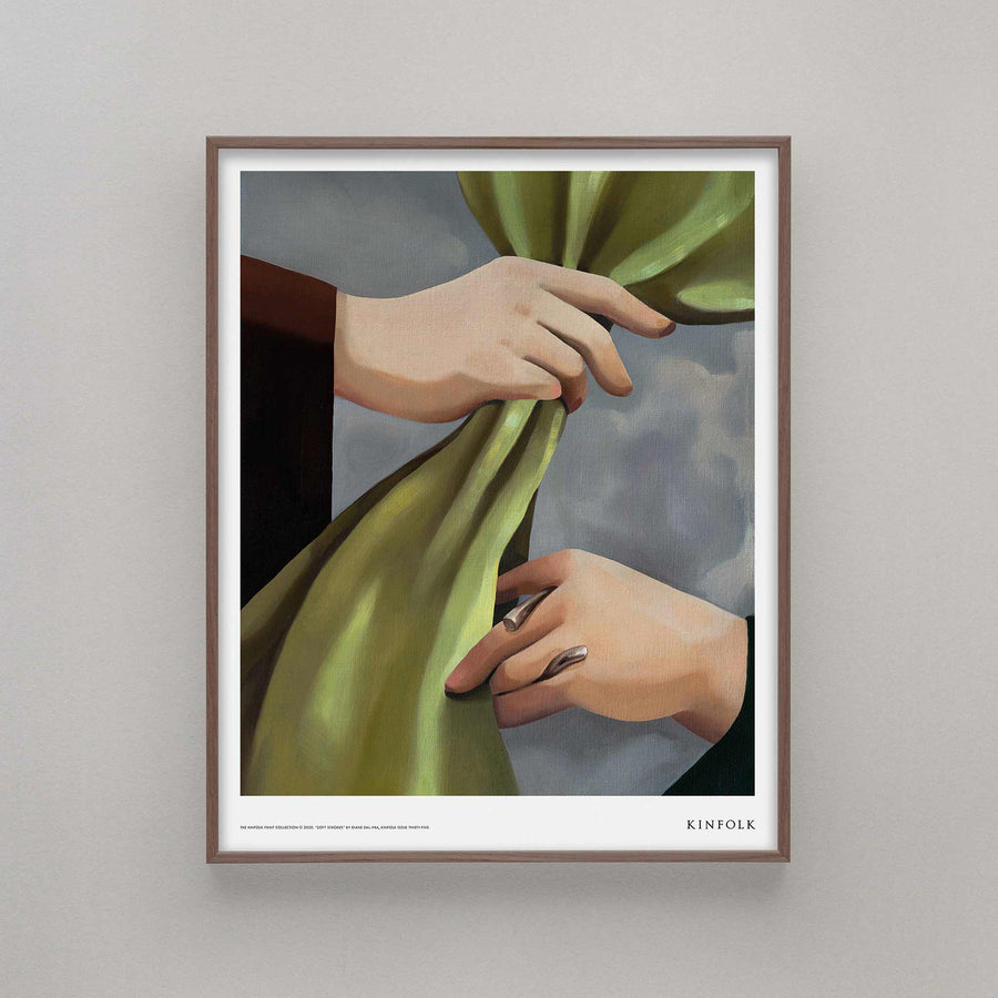 Alium（アリウム）は、デンマーク・コペンハーゲン発のアートとインテリアの融合を目指すポスターブランドかつギャラリーです。2010年代半ばにThe Poster Club創業者トーマスニッセン氏らによって設立され、歴史あるフレデリクスベルク市庁舎横の建物を拠点に、限定アート作品とオブジェを展示・販売しています。カラーや構図にこだわったポスターは、北欧的なスローライフや自然美を背景としつつ、無機質でミニマルな空間にも調和します。クラフトマンシップとデザイン性を重視し、アーティストとの協働によるオリジナリティ溢れる作品を通じて、「暮らしを美と創造性で豊かにする」姿勢を訴求しています。ギャラリーでは巡回展やアートイベントを定期開催し、既成のインテリア領域に留まらない文化的な体験の場を提供。ポスターという商材を媒介にしながらも、生活空間とアート空間の垣根を解き、個々の感性に触発を与えることをミッションとしています。