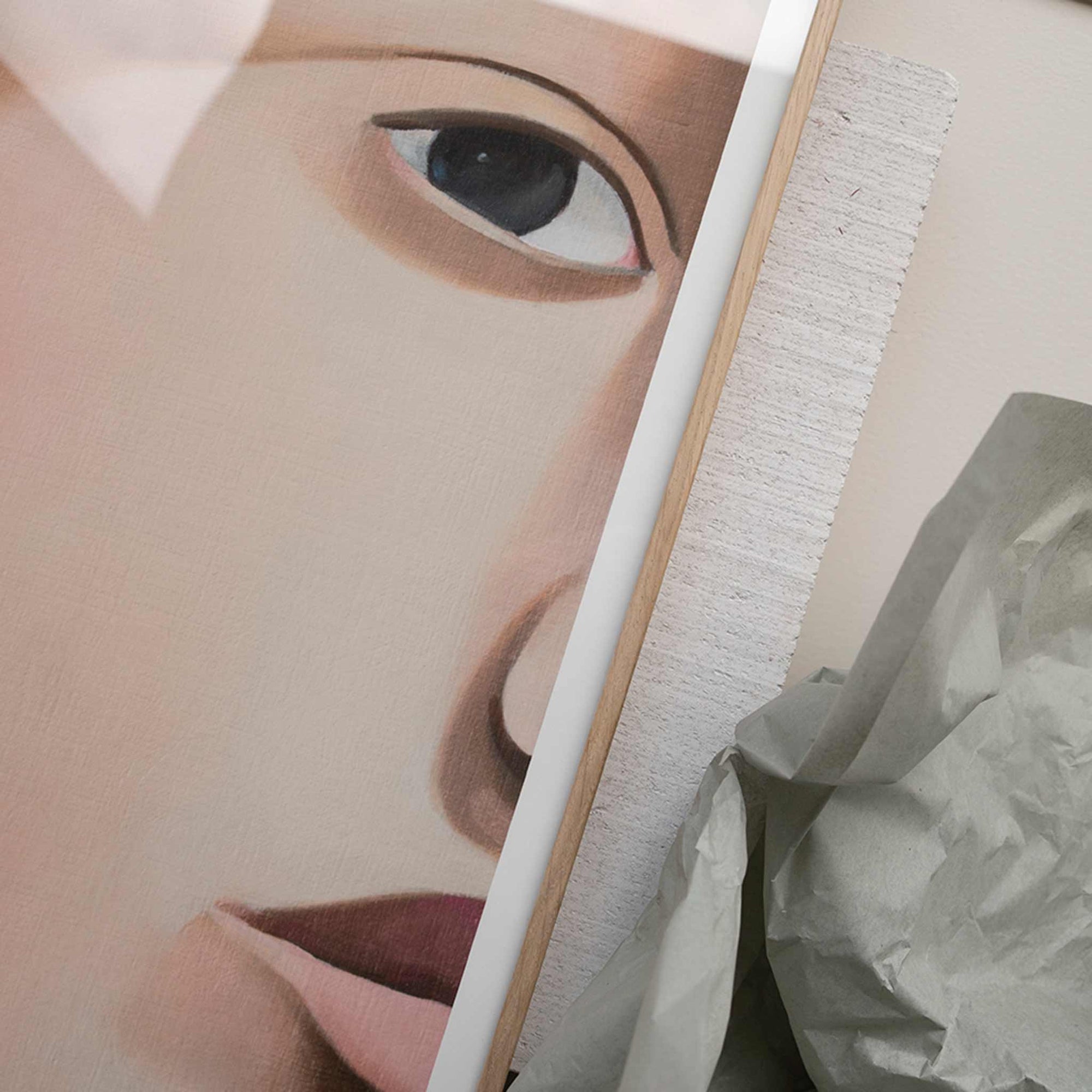 Alium（アリウム）は、デンマーク・コペンハーゲン発のアートとインテリアの融合を目指すポスターブランドかつギャラリーです。2010年代半ばにThe Poster Club創業者トーマスニッセン氏らによって設立され、歴史あるフレデリクスベルク市庁舎横の建物を拠点に、限定アート作品とオブジェを展示・販売しています。カラーや構図にこだわったポスターは、北欧的なスローライフや自然美を背景としつつ、無機質でミニマルな空間にも調和します。クラフトマンシップとデザイン性を重視し、アーティストとの協働によるオリジナリティ溢れる作品を通じて、「暮らしを美と創造性で豊かにする」姿勢を訴求しています。ギャラリーでは巡回展やアートイベントを定期開催し、既成のインテリア領域に留まらない文化的な体験の場を提供。ポスターという商材を媒介にしながらも、生活空間とアート空間の垣根を解き、個々の感性に触発を与えることをミッションとしています。