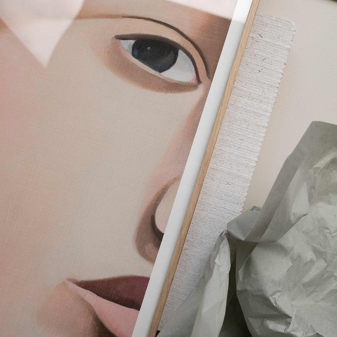 Alium（アリウム）は、デンマーク・コペンハーゲン発のアートとインテリアの融合を目指すポスターブランドかつギャラリーです。2010年代半ばにThe Poster Club創業者トーマスニッセン氏らによって設立され、歴史あるフレデリクスベルク市庁舎横の建物を拠点に、限定アート作品とオブジェを展示・販売しています。カラーや構図にこだわったポスターは、北欧的なスローライフや自然美を背景としつつ、無機質でミニマルな空間にも調和します。クラフトマンシップとデザイン性を重視し、アーティストとの協働によるオリジナリティ溢れる作品を通じて、「暮らしを美と創造性で豊かにする」姿勢を訴求しています。ギャラリーでは巡回展やアートイベントを定期開催し、既成のインテリア領域に留まらない文化的な体験の場を提供。ポスターという商材を媒介にしながらも、生活空間とアート空間の垣根を解き、個々の感性に触発を与えることをミッションとしています。