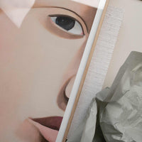 Alium（アリウム）は、デンマーク・コペンハーゲン発のアートとインテリアの融合を目指すポスターブランドかつギャラリーです。2010年代半ばにThe Poster Club創業者トーマスニッセン氏らによって設立され、歴史あるフレデリクスベルク市庁舎横の建物を拠点に、限定アート作品とオブジェを展示・販売しています。カラーや構図にこだわったポスターは、北欧的なスローライフや自然美を背景としつつ、無機質でミニマルな空間にも調和します。クラフトマンシップとデザイン性を重視し、アーティストとの協働によるオリジナリティ溢れる作品を通じて、「暮らしを美と創造性で豊かにする」姿勢を訴求しています。ギャラリーでは巡回展やアートイベントを定期開催し、既成のインテリア領域に留まらない文化的な体験の場を提供。ポスターという商材を媒介にしながらも、生活空間とアート空間の垣根を解き、個々の感性に触発を与えることをミッションとしています。