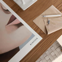 Alium（アリウム）は、デンマーク・コペンハーゲン発のアートとインテリアの融合を目指すポスターブランドかつギャラリーです。2010年代半ばにThe Poster Club創業者トーマスニッセン氏らによって設立され、歴史あるフレデリクスベルク市庁舎横の建物を拠点に、限定アート作品とオブジェを展示・販売しています。カラーや構図にこだわったポスターは、北欧的なスローライフや自然美を背景としつつ、無機質でミニマルな空間にも調和します。クラフトマンシップとデザイン性を重視し、アーティストとの協働によるオリジナリティ溢れる作品を通じて、「暮らしを美と創造性で豊かにする」姿勢を訴求しています。ギャラリーでは巡回展やアートイベントを定期開催し、既成のインテリア領域に留まらない文化的な体験の場を提供。ポスターという商材を媒介にしながらも、生活空間とアート空間の垣根を解き、個々の感性に触発を与えることをミッションとしています。