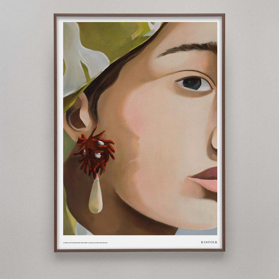 Alium（アリウム）は、デンマーク・コペンハーゲン発のアートとインテリアの融合を目指すポスターブランドかつギャラリーです。2010年代半ばにThe Poster Club創業者トーマスニッセン氏らによって設立され、歴史あるフレデリクスベルク市庁舎横の建物を拠点に、限定アート作品とオブジェを展示・販売しています。カラーや構図にこだわったポスターは、北欧的なスローライフや自然美を背景としつつ、無機質でミニマルな空間にも調和します。クラフトマンシップとデザイン性を重視し、アーティストとの協働によるオリジナリティ溢れる作品を通じて、「暮らしを美と創造性で豊かにする」姿勢を訴求しています。ギャラリーでは巡回展やアートイベントを定期開催し、既成のインテリア領域に留まらない文化的な体験の場を提供。ポスターという商材を媒介にしながらも、生活空間とアート空間の垣根を解き、個々の感性に触発を与えることをミッションとしています。