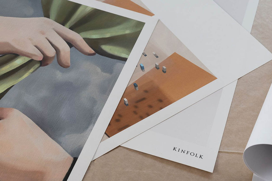 Alium（アリウム）は、デンマーク・コペンハーゲン発のアートとインテリアの融合を目指すポスターブランドかつギャラリーです。2010年代半ばにThe Poster Club創業者トーマスニッセン氏らによって設立され、歴史あるフレデリクスベルク市庁舎横の建物を拠点に、限定アート作品とオブジェを展示・販売しています。カラーや構図にこだわったポスターは、北欧的なスローライフや自然美を背景としつつ、無機質でミニマルな空間にも調和します。クラフトマンシップとデザイン性を重視し、アーティストとの協働によるオリジナリティ溢れる作品を通じて、「暮らしを美と創造性で豊かにする」姿勢を訴求しています。ギャラリーでは巡回展やアートイベントを定期開催し、既成のインテリア領域に留まらない文化的な体験の場を提供。ポスターという商材を媒介にしながらも、生活空間とアート空間の垣根を解き、個々の感性に触発を与えることをミッションとしています。