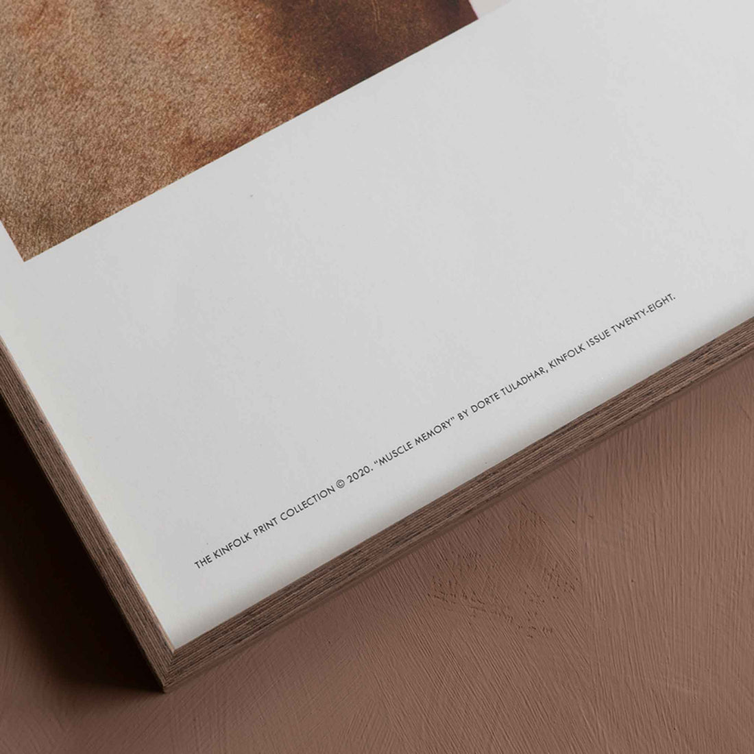 Alium（アリウム）は、デンマーク・コペンハーゲン発のアートとインテリアの融合を目指すポスターブランドかつギャラリーです。2010年代半ばにThe Poster Club創業者トーマスニッセン氏らによって設立され、歴史あるフレデリクスベルク市庁舎横の建物を拠点に、限定アート作品とオブジェを展示・販売しています。カラーや構図にこだわったポスターは、北欧的なスローライフや自然美を背景としつつ、無機質でミニマルな空間にも調和します。クラフトマンシップとデザイン性を重視し、アーティストとの協働によるオリジナリティ溢れる作品を通じて、「暮らしを美と創造性で豊かにする」姿勢を訴求しています。ギャラリーでは巡回展やアートイベントを定期開催し、既成のインテリア領域に留まらない文化的な体験の場を提供。ポスターという商材を媒介にしながらも、生活空間とアート空間の垣根を解き、個々の感性に触発を与えることをミッションとしています。