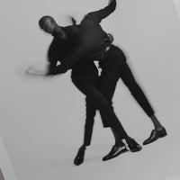 Alium（アリウム）は、デンマーク・コペンハーゲン発のアートとインテリアの融合を目指すポスターブランドかつギャラリーです。2010年代半ばにThe Poster Club創業者トーマスニッセン氏らによって設立され、歴史あるフレデリクスベルク市庁舎横の建物を拠点に、限定アート作品とオブジェを展示・販売しています。カラーや構図にこだわったポスターは、北欧的なスローライフや自然美を背景としつつ、無機質でミニマルな空間にも調和します。クラフトマンシップとデザイン性を重視し、アーティストとの協働によるオリジナリティ溢れる作品を通じて、「暮らしを美と創造性で豊かにする」姿勢を訴求しています。ギャラリーでは巡回展やアートイベントを定期開催し、既成のインテリア領域に留まらない文化的な体験の場を提供。ポスターという商材を媒介にしながらも、生活空間とアート空間の垣根を解き、個々の感性に触発を与えることをミッションとしています。