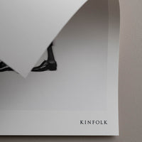 Alium（アリウム）は、デンマーク・コペンハーゲン発のアートとインテリアの融合を目指すポスターブランドかつギャラリーです。2010年代半ばにThe Poster Club創業者トーマスニッセン氏らによって設立され、歴史あるフレデリクスベルク市庁舎横の建物を拠点に、限定アート作品とオブジェを展示・販売しています。カラーや構図にこだわったポスターは、北欧的なスローライフや自然美を背景としつつ、無機質でミニマルな空間にも調和します。クラフトマンシップとデザイン性を重視し、アーティストとの協働によるオリジナリティ溢れる作品を通じて、「暮らしを美と創造性で豊かにする」姿勢を訴求しています。ギャラリーでは巡回展やアートイベントを定期開催し、既成のインテリア領域に留まらない文化的な体験の場を提供。ポスターという商材を媒介にしながらも、生活空間とアート空間の垣根を解き、個々の感性に触発を与えることをミッションとしています。