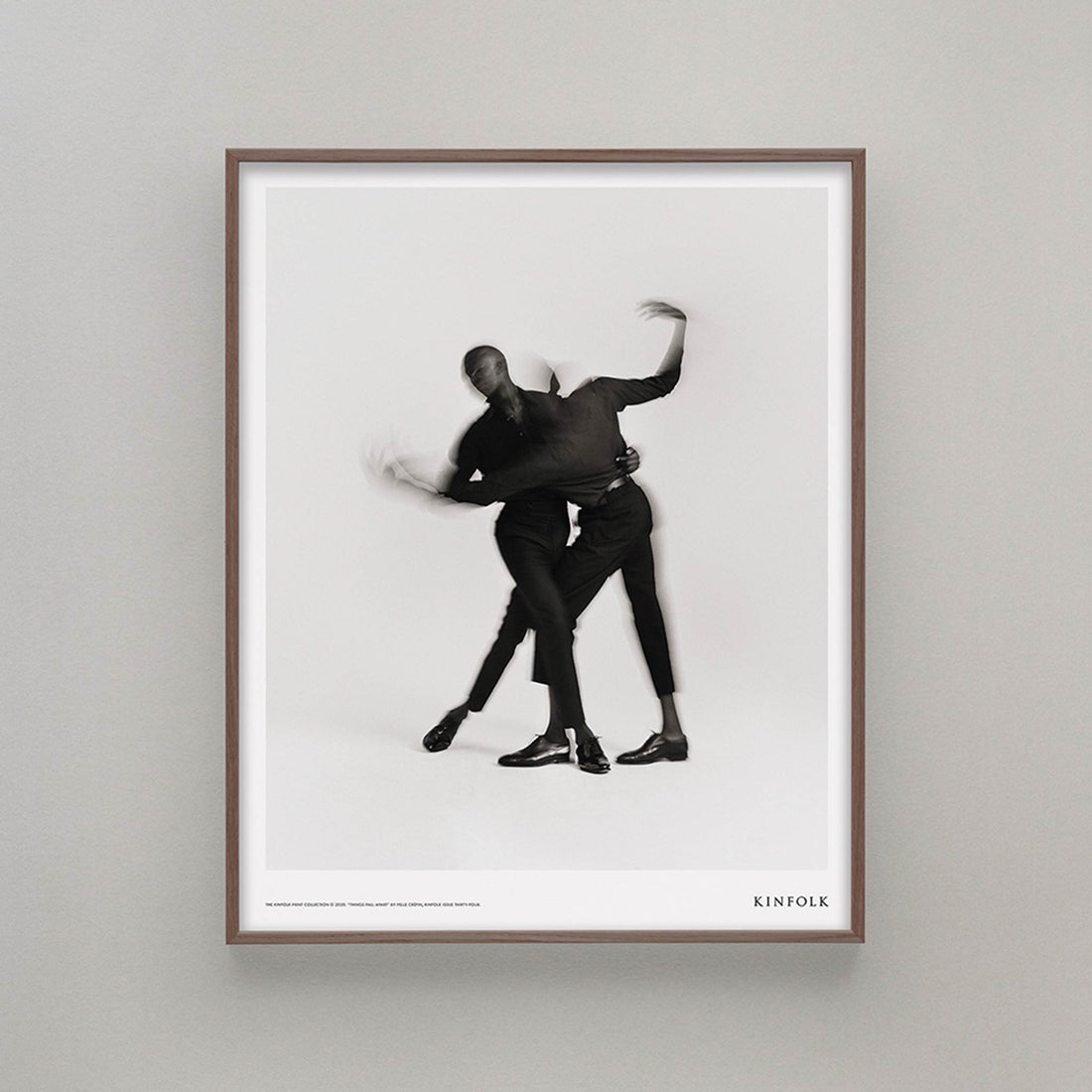 Alium（アリウム）は、デンマーク・コペンハーゲン発のアートとインテリアの融合を目指すポスターブランドかつギャラリーです。2010年代半ばにThe Poster Club創業者トーマスニッセン氏らによって設立され、歴史あるフレデリクスベルク市庁舎横の建物を拠点に、限定アート作品とオブジェを展示・販売しています。カラーや構図にこだわったポスターは、北欧的なスローライフや自然美を背景としつつ、無機質でミニマルな空間にも調和します。クラフトマンシップとデザイン性を重視し、アーティストとの協働によるオリジナリティ溢れる作品を通じて、「暮らしを美と創造性で豊かにする」姿勢を訴求しています。ギャラリーでは巡回展やアートイベントを定期開催し、既成のインテリア領域に留まらない文化的な体験の場を提供。ポスターという商材を媒介にしながらも、生活空間とアート空間の垣根を解き、個々の感性に触発を与えることをミッションとしています。