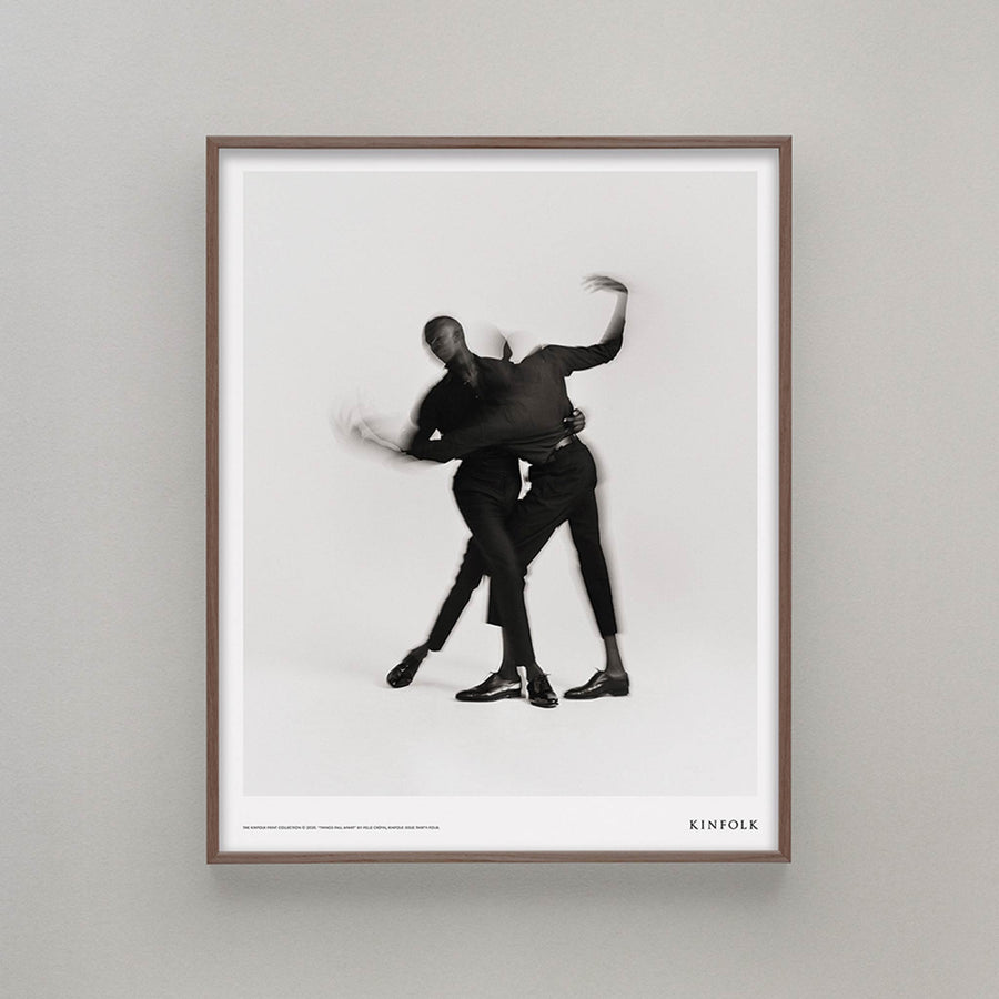 Alium（アリウム）は、デンマーク・コペンハーゲン発のアートとインテリアの融合を目指すポスターブランドかつギャラリーです。2010年代半ばにThe Poster Club創業者トーマスニッセン氏らによって設立され、歴史あるフレデリクスベルク市庁舎横の建物を拠点に、限定アート作品とオブジェを展示・販売しています。カラーや構図にこだわったポスターは、北欧的なスローライフや自然美を背景としつつ、無機質でミニマルな空間にも調和します。クラフトマンシップとデザイン性を重視し、アーティストとの協働によるオリジナリティ溢れる作品を通じて、「暮らしを美と創造性で豊かにする」姿勢を訴求しています。ギャラリーでは巡回展やアートイベントを定期開催し、既成のインテリア領域に留まらない文化的な体験の場を提供。ポスターという商材を媒介にしながらも、生活空間とアート空間の垣根を解き、個々の感性に触発を与えることをミッションとしています。