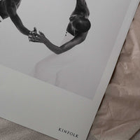 Alium（アリウム）は、デンマーク・コペンハーゲン発のアートとインテリアの融合を目指すポスターブランドかつギャラリーです。2010年代半ばにThe Poster Club創業者トーマスニッセン氏らによって設立され、歴史あるフレデリクスベルク市庁舎横の建物を拠点に、限定アート作品とオブジェを展示・販売しています。カラーや構図にこだわったポスターは、北欧的なスローライフや自然美を背景としつつ、無機質でミニマルな空間にも調和します。クラフトマンシップとデザイン性を重視し、アーティストとの協働によるオリジナリティ溢れる作品を通じて、「暮らしを美と創造性で豊かにする」姿勢を訴求しています。ギャラリーでは巡回展やアートイベントを定期開催し、既成のインテリア領域に留まらない文化的な体験の場を提供。ポスターという商材を媒介にしながらも、生活空間とアート空間の垣根を解き、個々の感性に触発を与えることをミッションとしています。