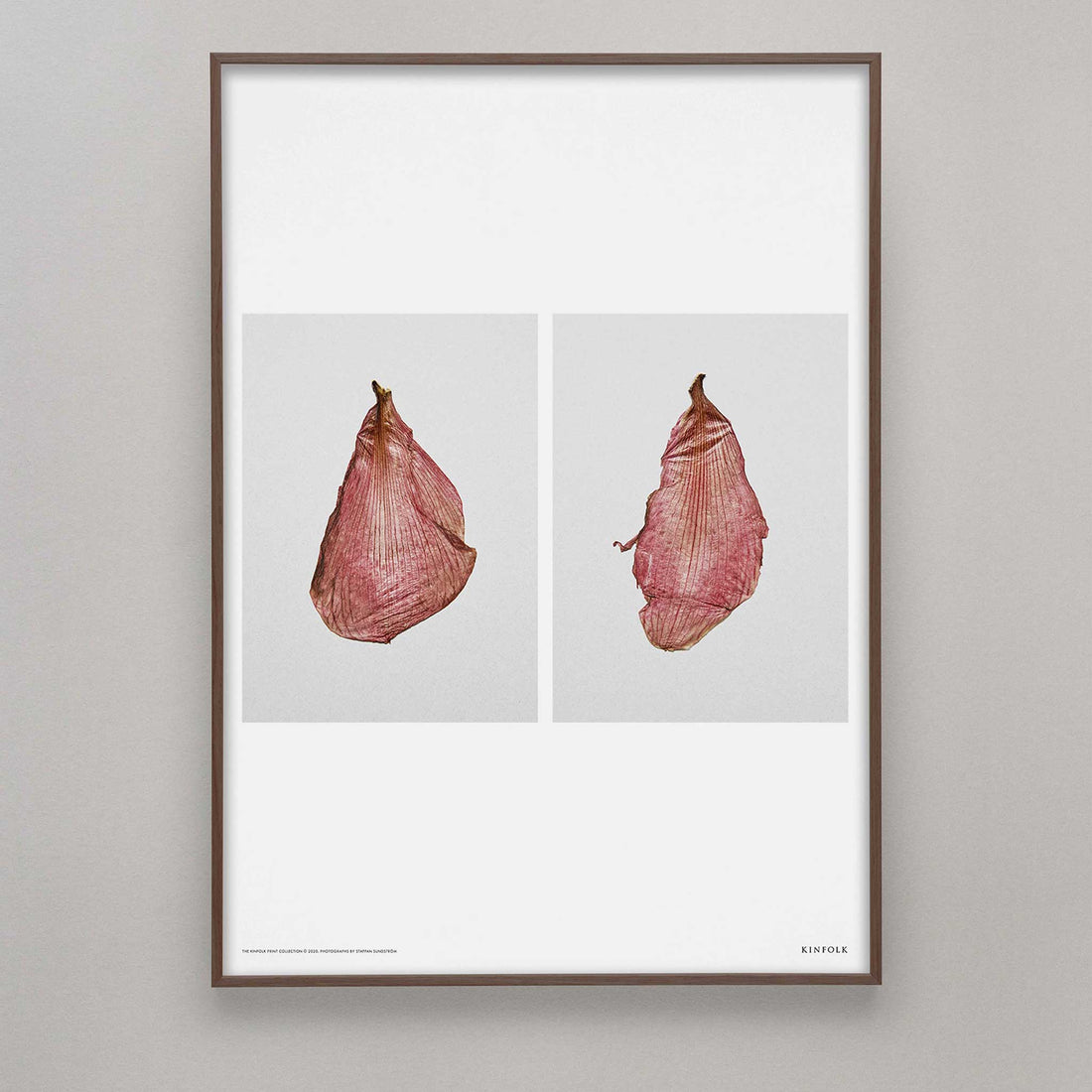 Alium（アリウム）は、デンマーク・コペンハーゲン発のアートとインテリアの融合を目指すポスターブランドかつギャラリーです。2010年代半ばにThe Poster Club創業者トーマスニッセン氏らによって設立され、歴史あるフレデリクスベルク市庁舎横の建物を拠点に、限定アート作品とオブジェを展示・販売しています。カラーや構図にこだわったポスターは、北欧的なスローライフや自然美を背景としつつ、無機質でミニマルな空間にも調和します。クラフトマンシップとデザイン性を重視し、アーティストとの協働によるオリジナリティ溢れる作品を通じて、「暮らしを美と創造性で豊かにする」姿勢を訴求しています。ギャラリーでは巡回展やアートイベントを定期開催し、既成のインテリア領域に留まらない文化的な体験の場を提供。ポスターという商材を媒介にしながらも、生活空間とアート空間の垣根を解き、個々の感性に触発を与えることをミッションとしています。