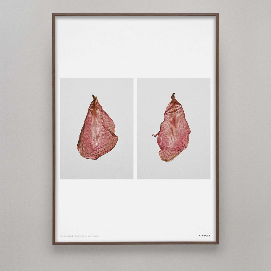 Alium（アリウム）は、デンマーク・コペンハーゲン発のアートとインテリアの融合を目指すポスターブランドかつギャラリーです。2010年代半ばにThe Poster Club創業者トーマスニッセン氏らによって設立され、歴史あるフレデリクスベルク市庁舎横の建物を拠点に、限定アート作品とオブジェを展示・販売しています。カラーや構図にこだわったポスターは、北欧的なスローライフや自然美を背景としつつ、無機質でミニマルな空間にも調和します。クラフトマンシップとデザイン性を重視し、アーティストとの協働によるオリジナリティ溢れる作品を通じて、「暮らしを美と創造性で豊かにする」姿勢を訴求しています。ギャラリーでは巡回展やアートイベントを定期開催し、既成のインテリア領域に留まらない文化的な体験の場を提供。ポスターという商材を媒介にしながらも、生活空間とアート空間の垣根を解き、個々の感性に触発を与えることをミッションとしています。