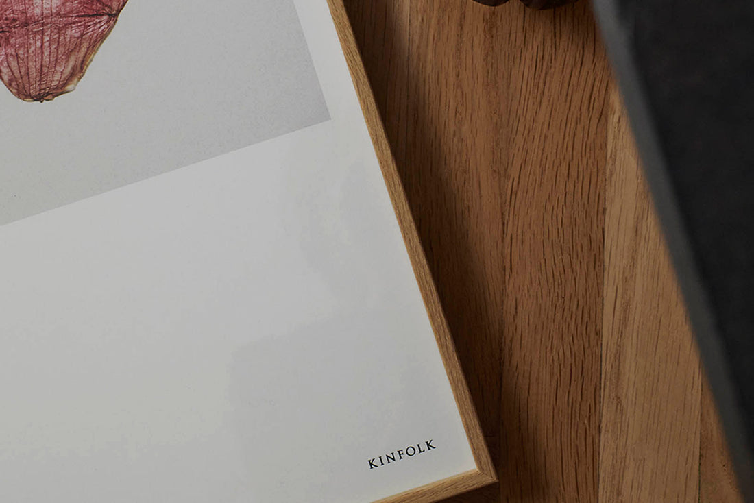 Alium（アリウム）は、デンマーク・コペンハーゲン発のアートとインテリアの融合を目指すポスターブランドかつギャラリーです。2010年代半ばにThe Poster Club創業者トーマスニッセン氏らによって設立され、歴史あるフレデリクスベルク市庁舎横の建物を拠点に、限定アート作品とオブジェを展示・販売しています。カラーや構図にこだわったポスターは、北欧的なスローライフや自然美を背景としつつ、無機質でミニマルな空間にも調和します。クラフトマンシップとデザイン性を重視し、アーティストとの協働によるオリジナリティ溢れる作品を通じて、「暮らしを美と創造性で豊かにする」姿勢を訴求しています。ギャラリーでは巡回展やアートイベントを定期開催し、既成のインテリア領域に留まらない文化的な体験の場を提供。ポスターという商材を媒介にしながらも、生活空間とアート空間の垣根を解き、個々の感性に触発を与えることをミッションとしています。