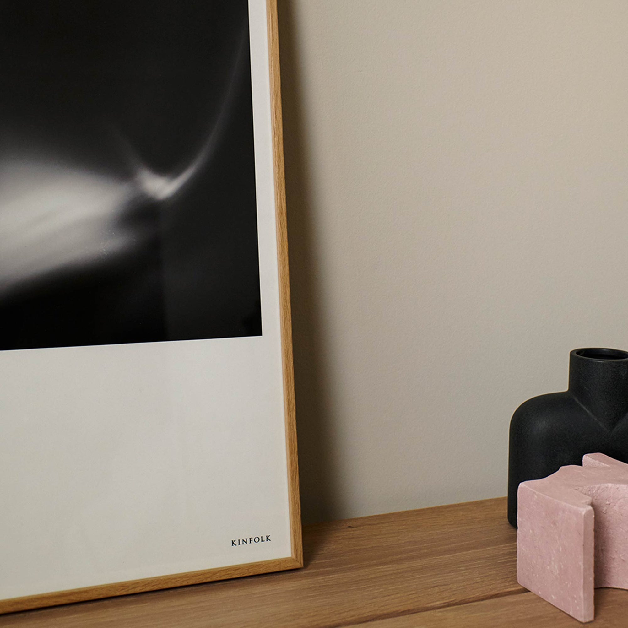 Alium（アリウム）は、デンマーク・コペンハーゲン発のアートとインテリアの融合を目指すポスターブランドかつギャラリーです。2010年代半ばにThe Poster Club創業者トーマスニッセン氏らによって設立され、歴史あるフレデリクスベルク市庁舎横の建物を拠点に、限定アート作品とオブジェを展示・販売しています。カラーや構図にこだわったポスターは、北欧的なスローライフや自然美を背景としつつ、無機質でミニマルな空間にも調和します。クラフトマンシップとデザイン性を重視し、アーティストとの協働によるオリジナリティ溢れる作品を通じて、「暮らしを美と創造性で豊かにする」姿勢を訴求しています。ギャラリーでは巡回展やアートイベントを定期開催し、既成のインテリア領域に留まらない文化的な体験の場を提供。ポスターという商材を媒介にしながらも、生活空間とアート空間の垣根を解き、個々の感性に触発を与えることをミッションとしています。