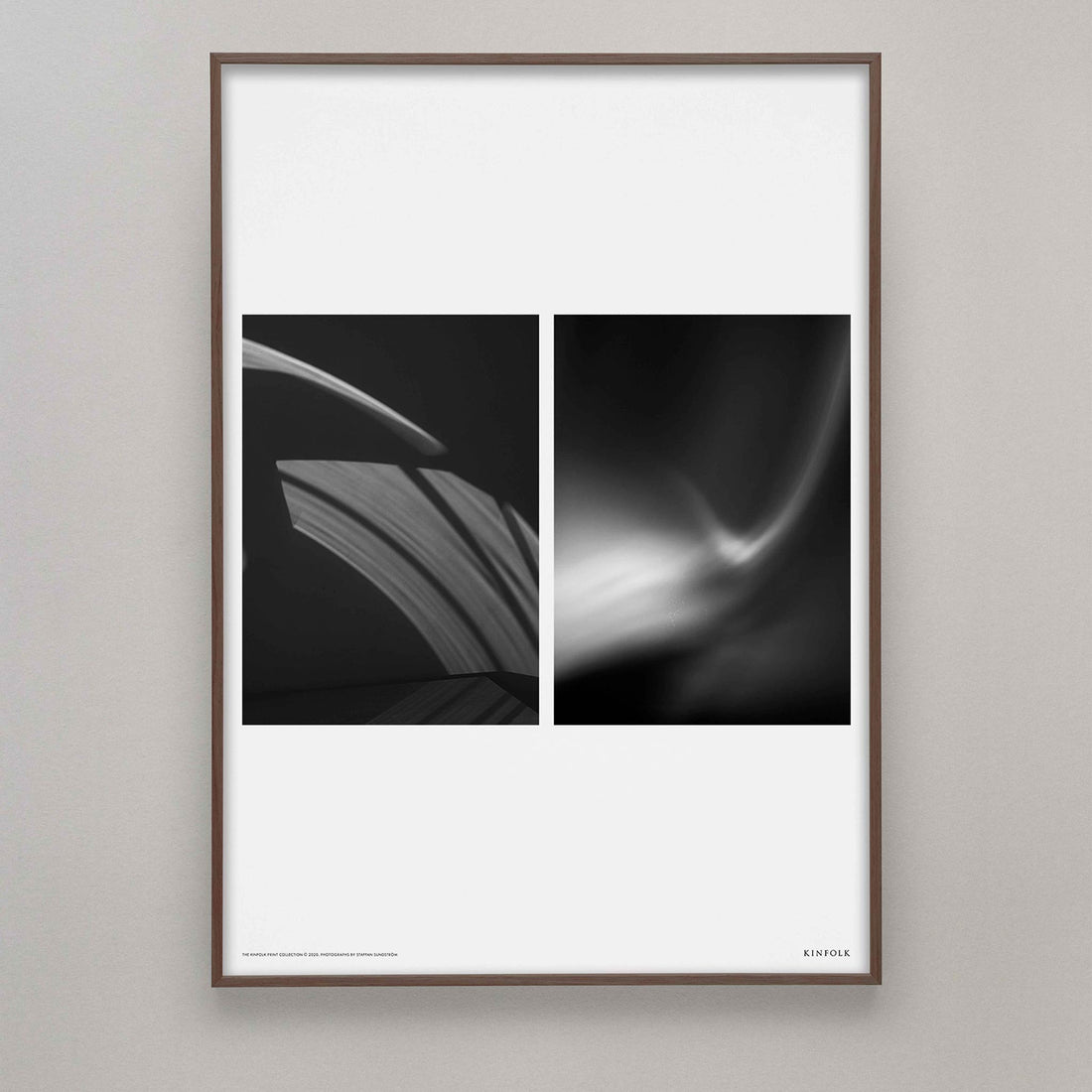 Alium（アリウム）は、デンマーク・コペンハーゲン発のアートとインテリアの融合を目指すポスターブランドかつギャラリーです。2010年代半ばにThe Poster Club創業者トーマスニッセン氏らによって設立され、歴史あるフレデリクスベルク市庁舎横の建物を拠点に、限定アート作品とオブジェを展示・販売しています。カラーや構図にこだわったポスターは、北欧的なスローライフや自然美を背景としつつ、無機質でミニマルな空間にも調和します。クラフトマンシップとデザイン性を重視し、アーティストとの協働によるオリジナリティ溢れる作品を通じて、「暮らしを美と創造性で豊かにする」姿勢を訴求しています。ギャラリーでは巡回展やアートイベントを定期開催し、既成のインテリア領域に留まらない文化的な体験の場を提供。ポスターという商材を媒介にしながらも、生活空間とアート空間の垣根を解き、個々の感性に触発を与えることをミッションとしています。