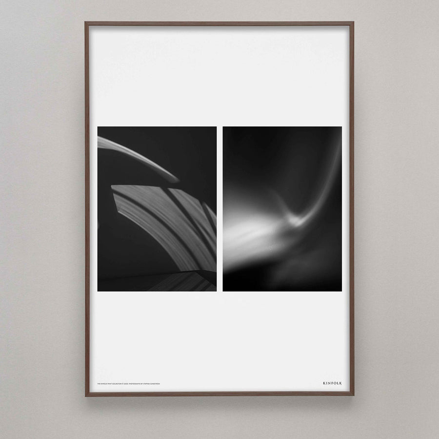 Alium（アリウム）は、デンマーク・コペンハーゲン発のアートとインテリアの融合を目指すポスターブランドかつギャラリーです。2010年代半ばにThe Poster Club創業者トーマスニッセン氏らによって設立され、歴史あるフレデリクスベルク市庁舎横の建物を拠点に、限定アート作品とオブジェを展示・販売しています。カラーや構図にこだわったポスターは、北欧的なスローライフや自然美を背景としつつ、無機質でミニマルな空間にも調和します。クラフトマンシップとデザイン性を重視し、アーティストとの協働によるオリジナリティ溢れる作品を通じて、「暮らしを美と創造性で豊かにする」姿勢を訴求しています。ギャラリーでは巡回展やアートイベントを定期開催し、既成のインテリア領域に留まらない文化的な体験の場を提供。ポスターという商材を媒介にしながらも、生活空間とアート空間の垣根を解き、個々の感性に触発を与えることをミッションとしています。