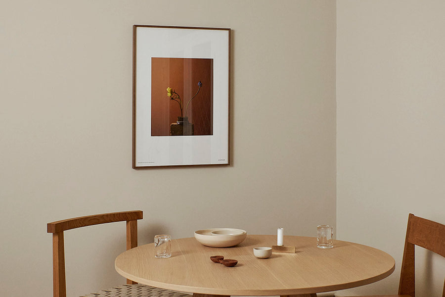 Alium（アリウム）は、デンマーク・コペンハーゲン発のアートとインテリアの融合を目指すポスターブランドかつギャラリーです。2010年代半ばにThe Poster Club創業者トーマスニッセン氏らによって設立され、歴史あるフレデリクスベルク市庁舎横の建物を拠点に、限定アート作品とオブジェを展示・販売しています。カラーや構図にこだわったポスターは、北欧的なスローライフや自然美を背景としつつ、無機質でミニマルな空間にも調和します。クラフトマンシップとデザイン性を重視し、アーティストとの協働によるオリジナリティ溢れる作品を通じて、「暮らしを美と創造性で豊かにする」姿勢を訴求しています。ギャラリーでは巡回展やアートイベントを定期開催し、既成のインテリア領域に留まらない文化的な体験の場を提供。ポスターという商材を媒介にしながらも、生活空間とアート空間の垣根を解き、個々の感性に触発を与えることをミッションとしています。
